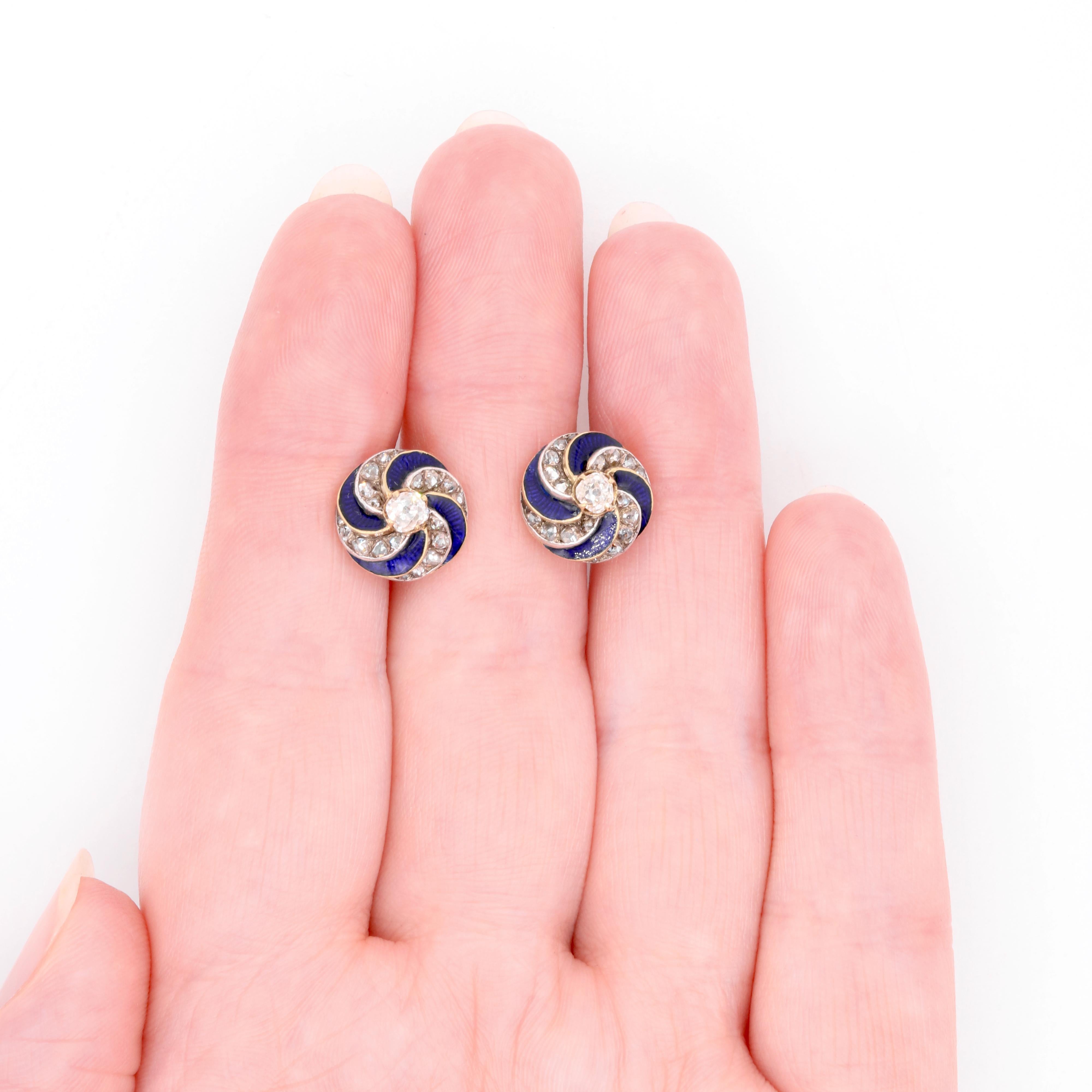 Boucles d'oreilles victoriennes anciennes en or jaune, argent, émail bleu et diamants taille ancienne en vente 3