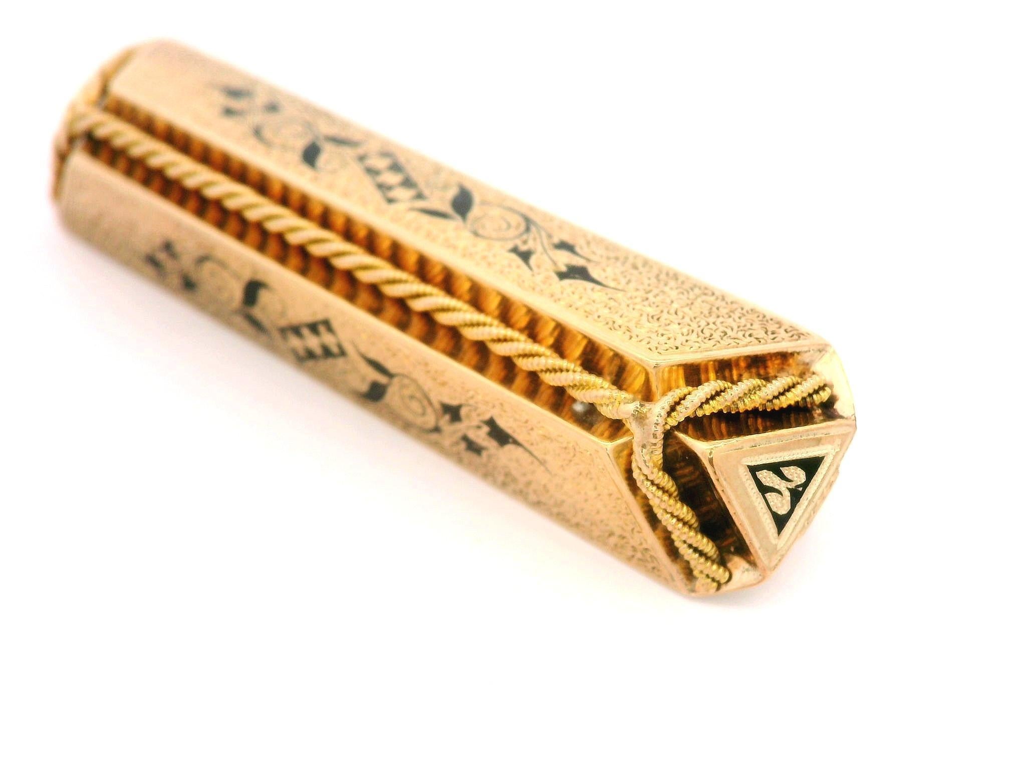 MATERIAL : Or jaune 12k massif avec épingle en métal et émail noir
Poids : 6,5 grammes
Support : Dos d'épingle avec fermeture rotative 
Largeur : 52,4 mm (2