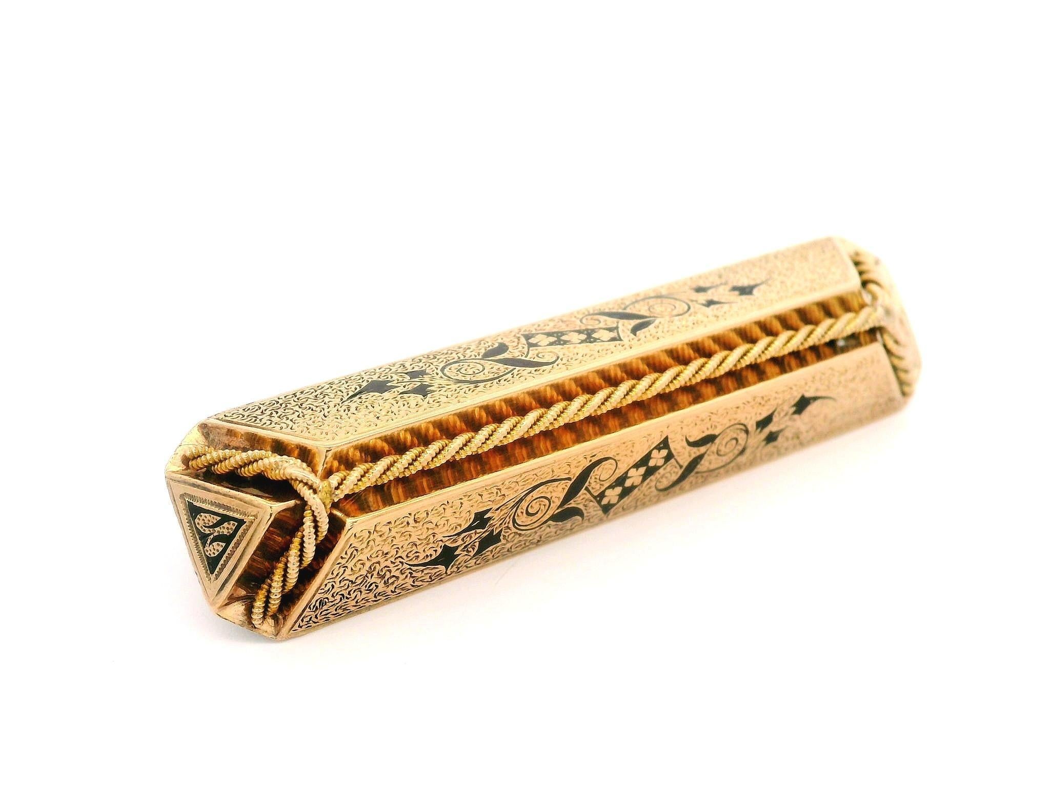 Broche victorienne ancienne en or jaune émail noir feuillage texturé Barre de deuil Unisexe en vente