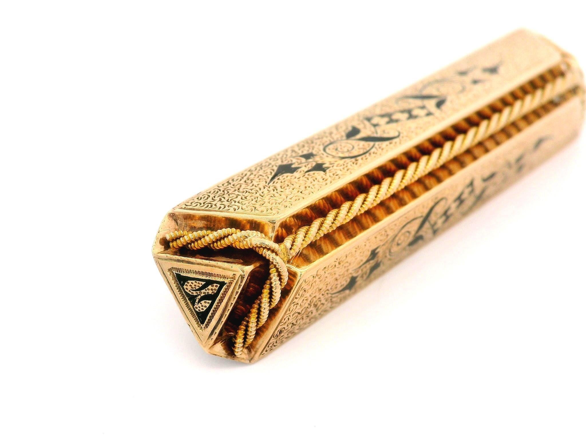 Broche victorienne ancienne en or jaune émail noir feuillage texturé Barre de deuil en vente 2