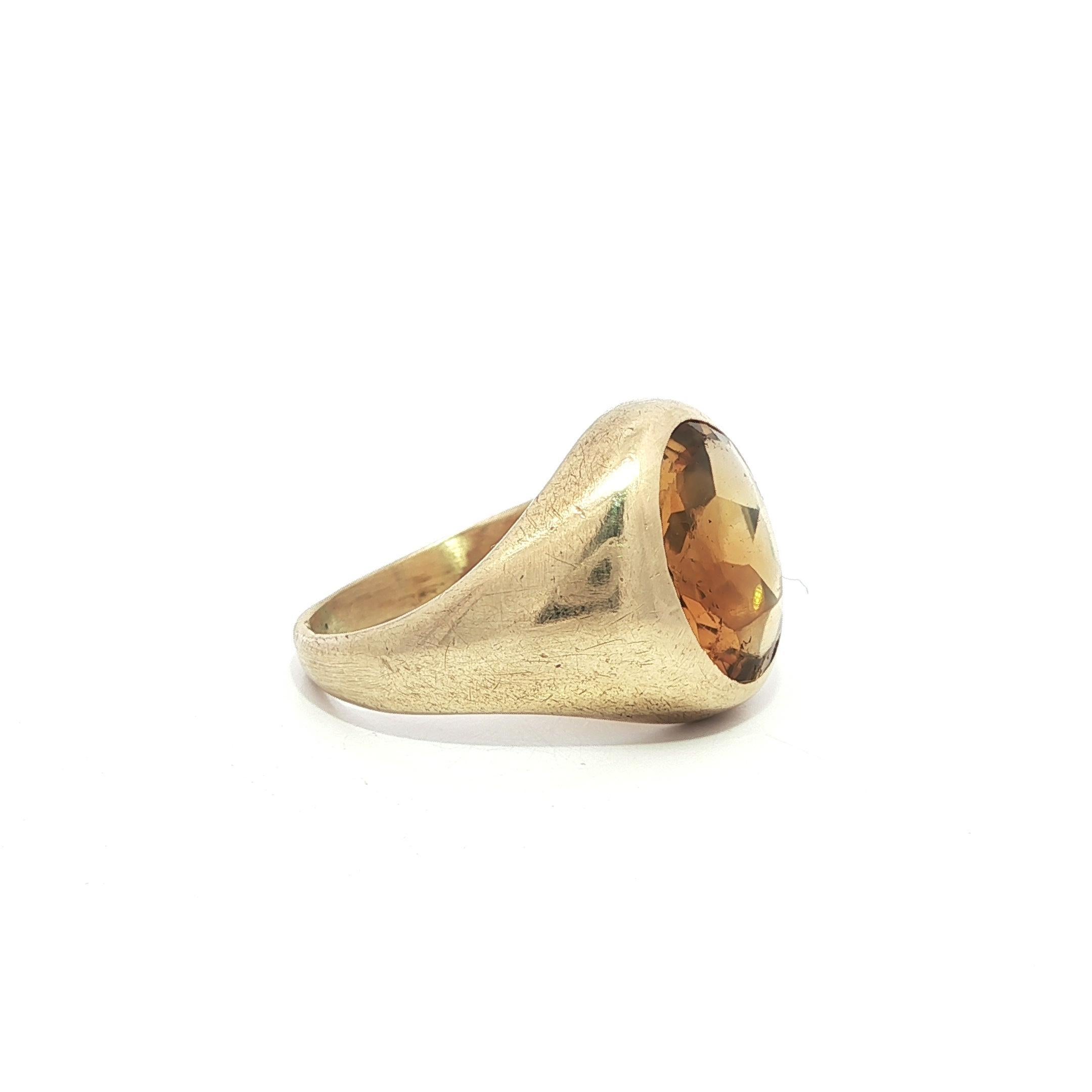 Victorien Ancienne bague en or jaune victorien avec chaton ovale et solitaire en citrine en vente