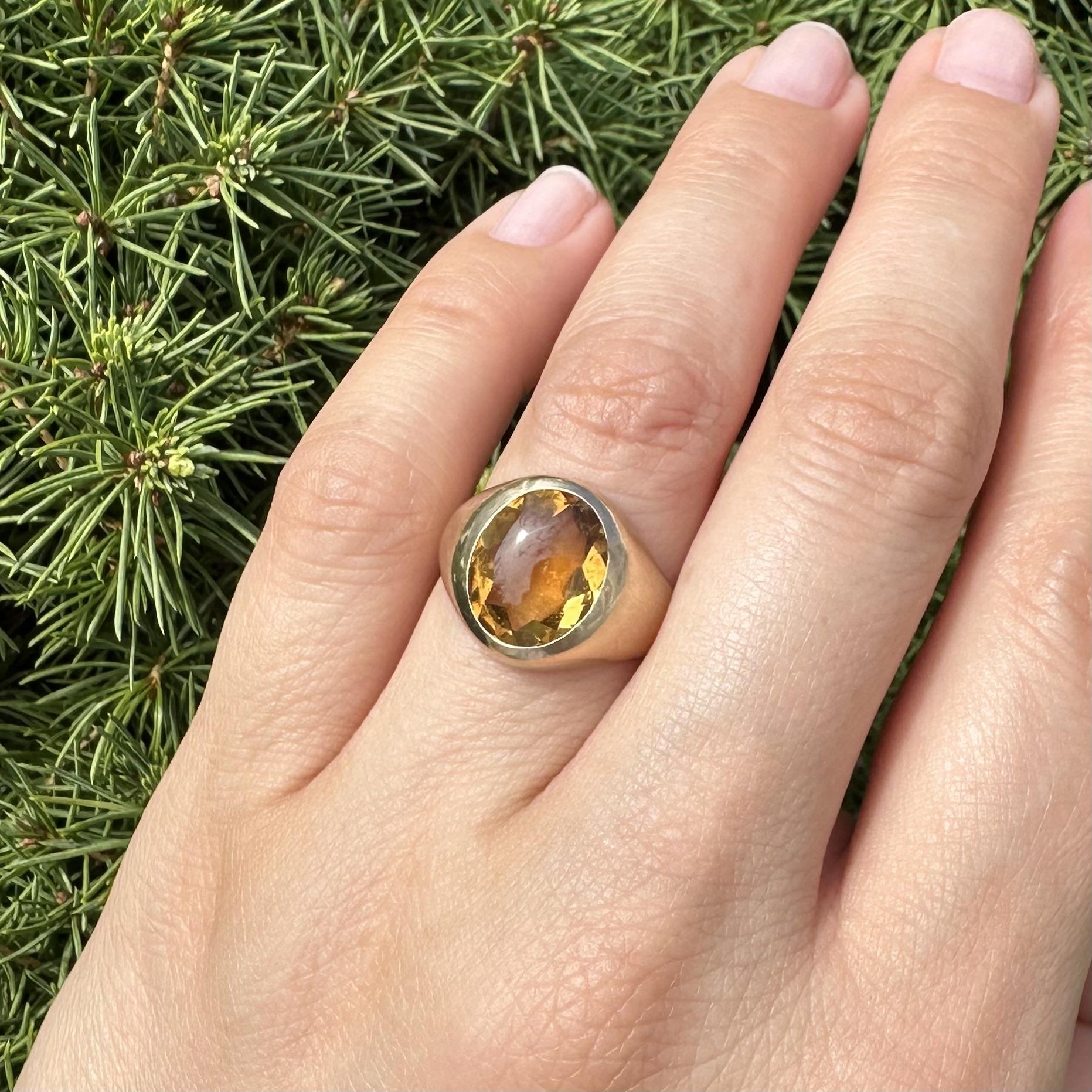Taille ovale Ancienne bague en or jaune victorien avec chaton ovale et solitaire en citrine en vente