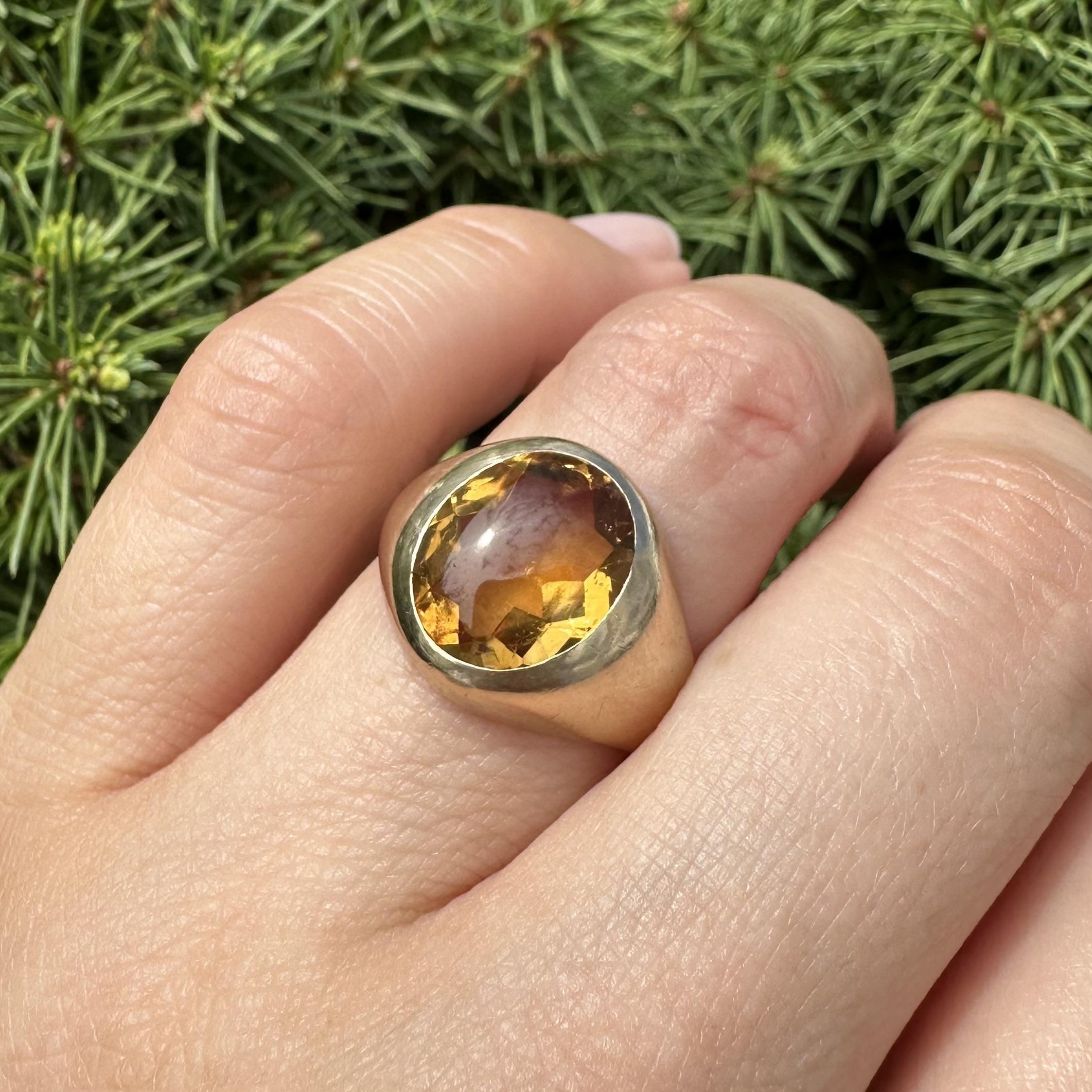 Ancienne bague en or jaune victorien avec chaton ovale et solitaire en citrine Bon état - En vente à Montclair, NJ