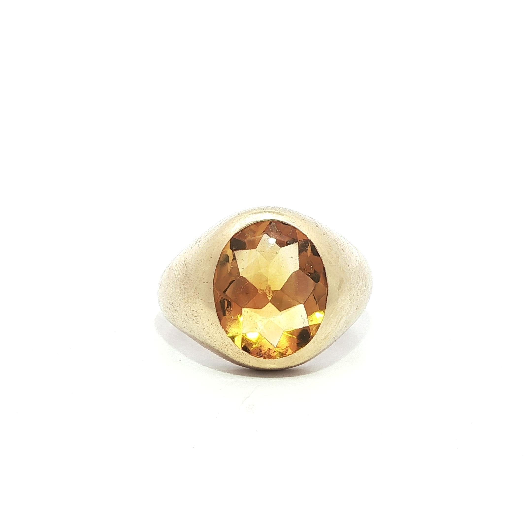 Ancienne bague en or jaune victorien avec chaton ovale et solitaire en citrine Pour femmes en vente