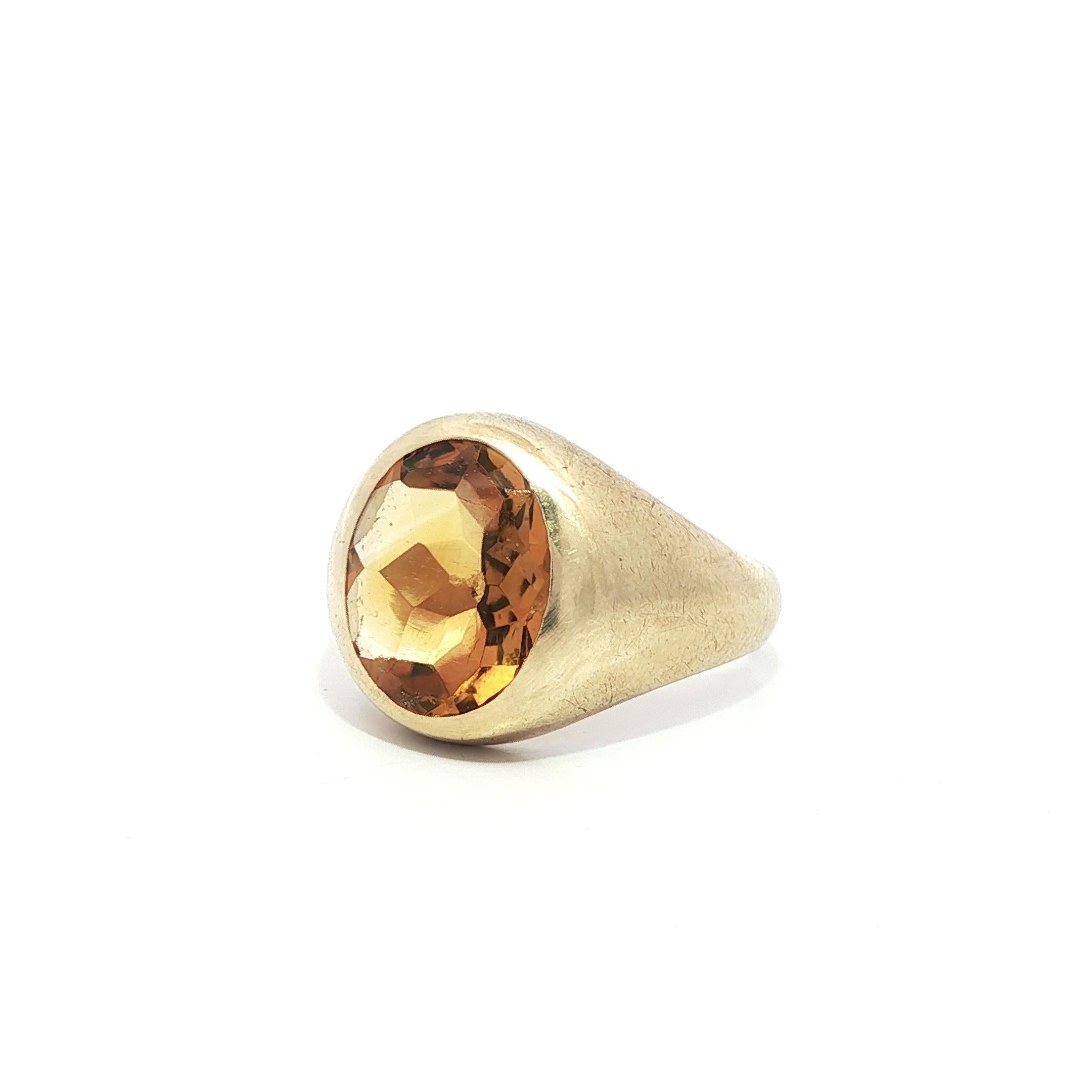 Ancienne bague en or jaune victorien avec chaton ovale et solitaire en citrine en vente 2