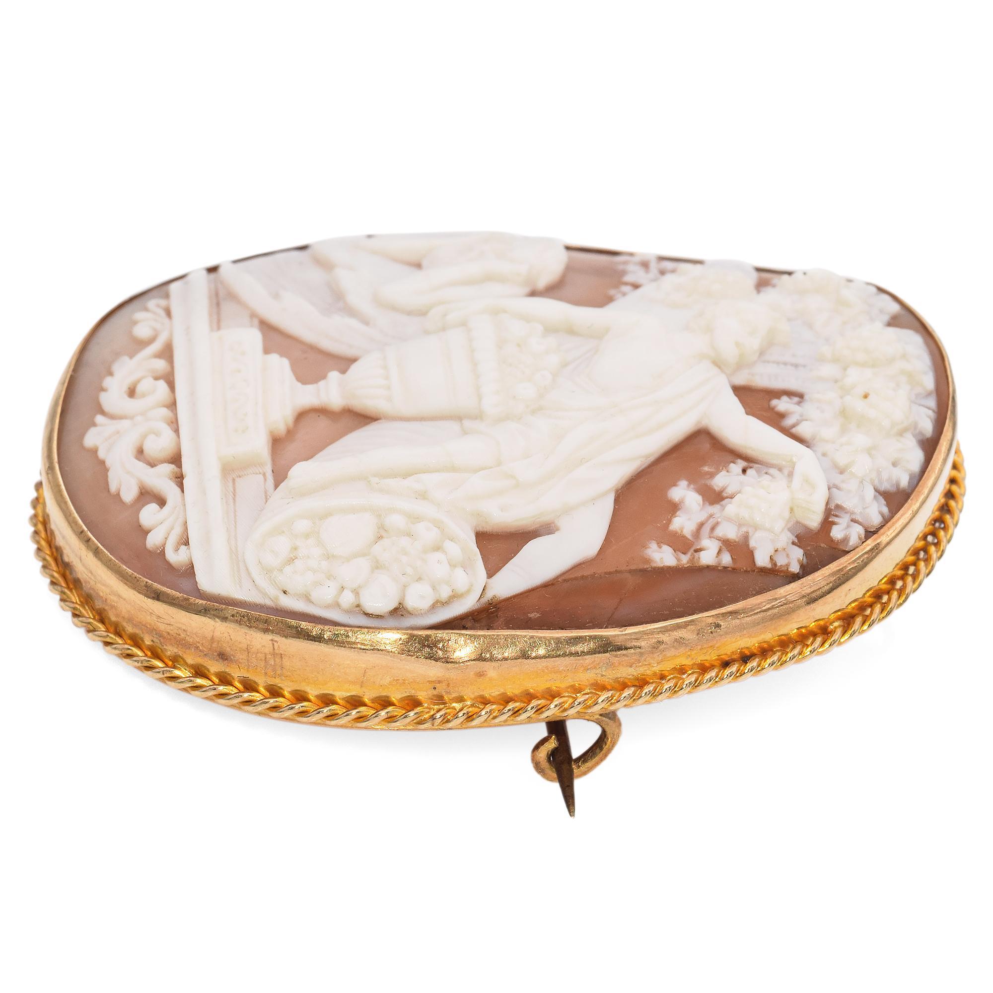 Antiguo Broche Victoriano de Oro Amarillo Cronos con Camafeo de Dionisio en Bueno estado para la venta en New York, NY