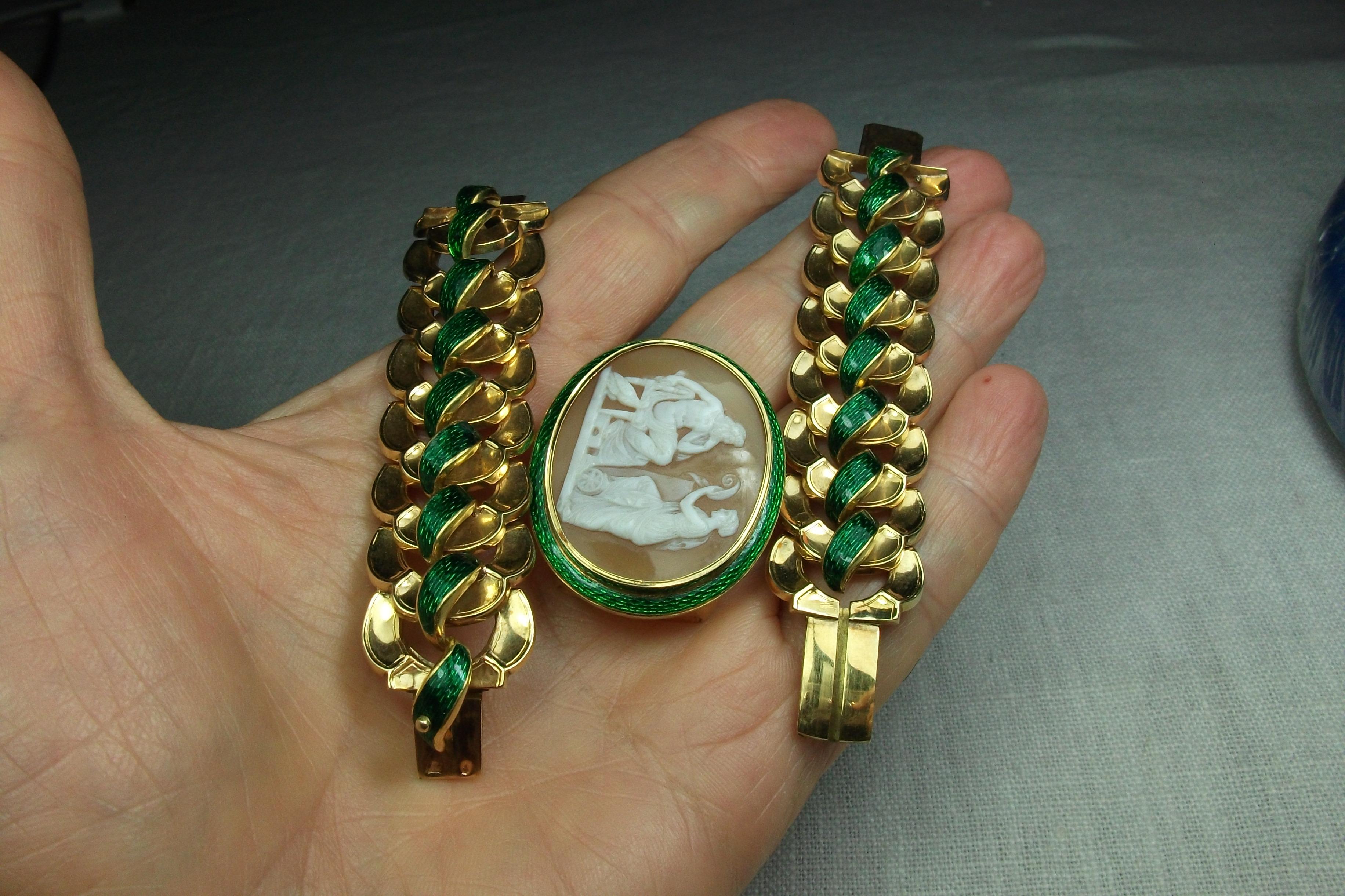Antique Victorian Yellow Gold Enamel Zeus and Nemesis Shell Cameo Bracelet In Excellent Condition For Sale In London, GB