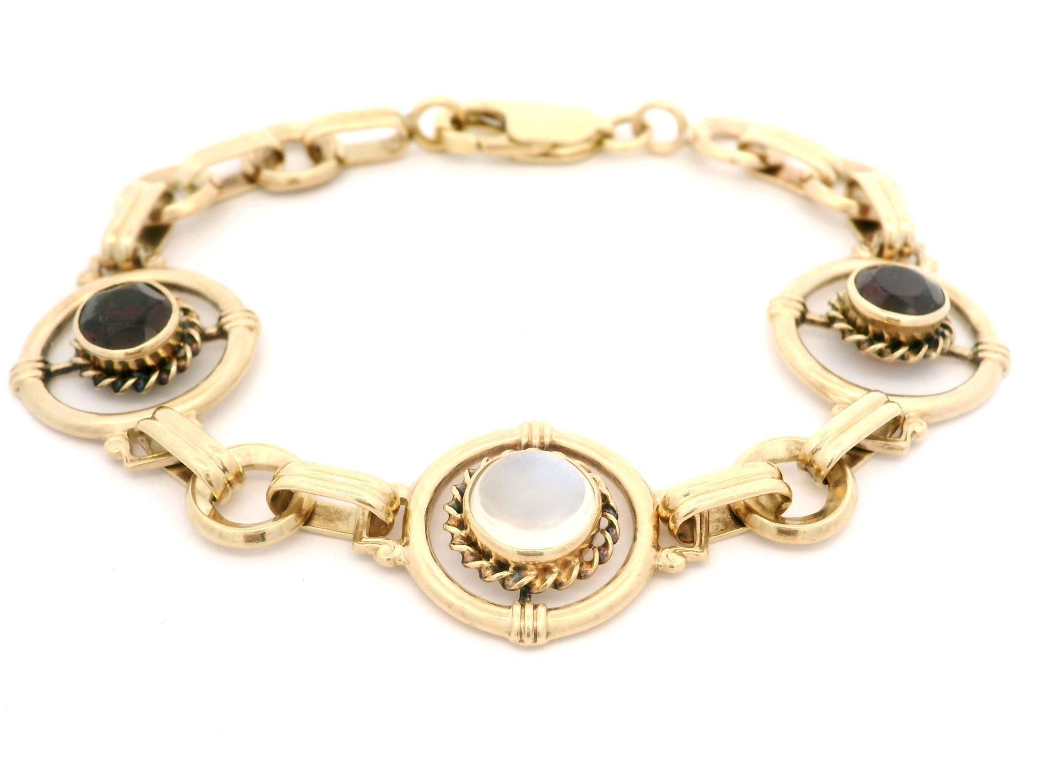 Taille ronde Antique Victorian Yellow Gold Garnet Blue Moonstone Circle Target Link Bracelet en vente