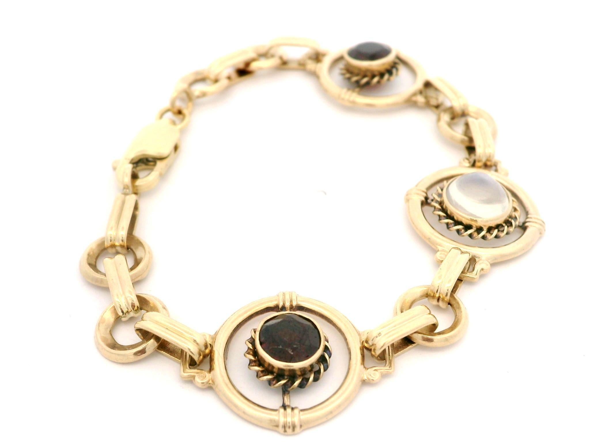 Antique Victorian Yellow Gold Garnet Blue Moonstone Circle Target Link Bracelet Bon état - En vente à Montclair, NJ