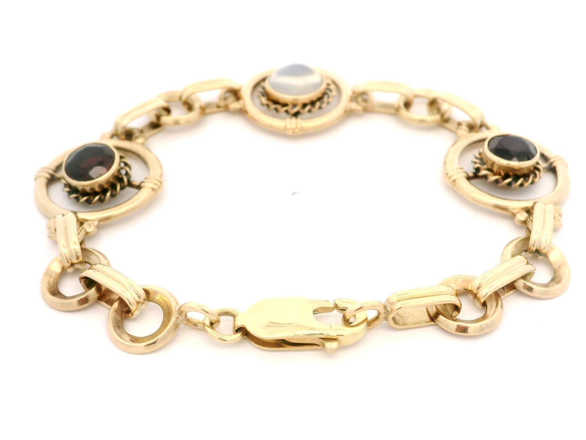 Antique Victorian Yellow Gold Garnet Blue Moonstone Circle Target Link Bracelet Pour femmes en vente