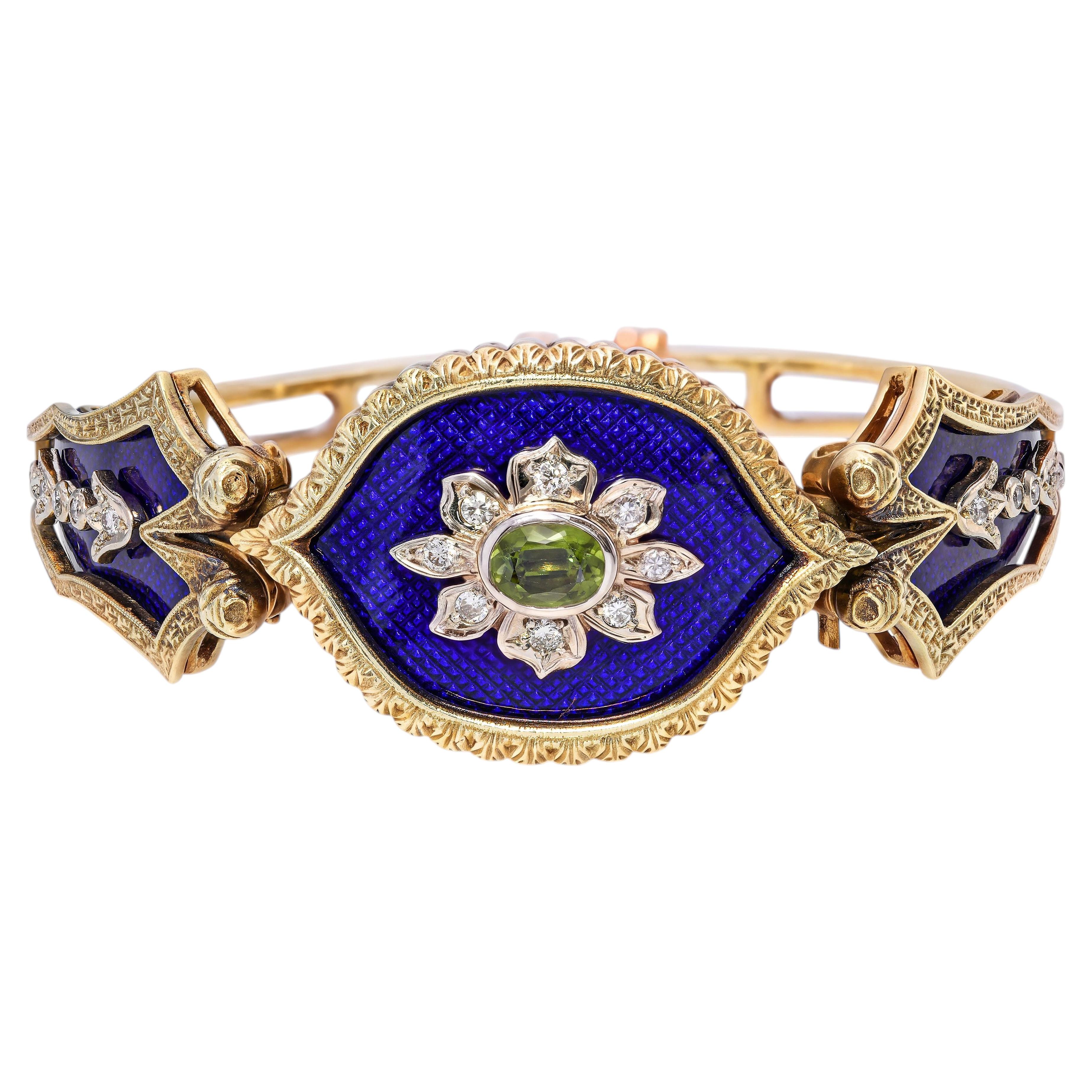 Bracciale vintage vittoriano in oro giallo con decorazioni guilloché, smalto, peridoto e diamanti, con chiusura a cerniera