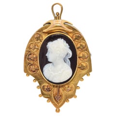 Antico ciondolo vittoriano in oro giallo con cammeo in pietra dura intagliato da donna