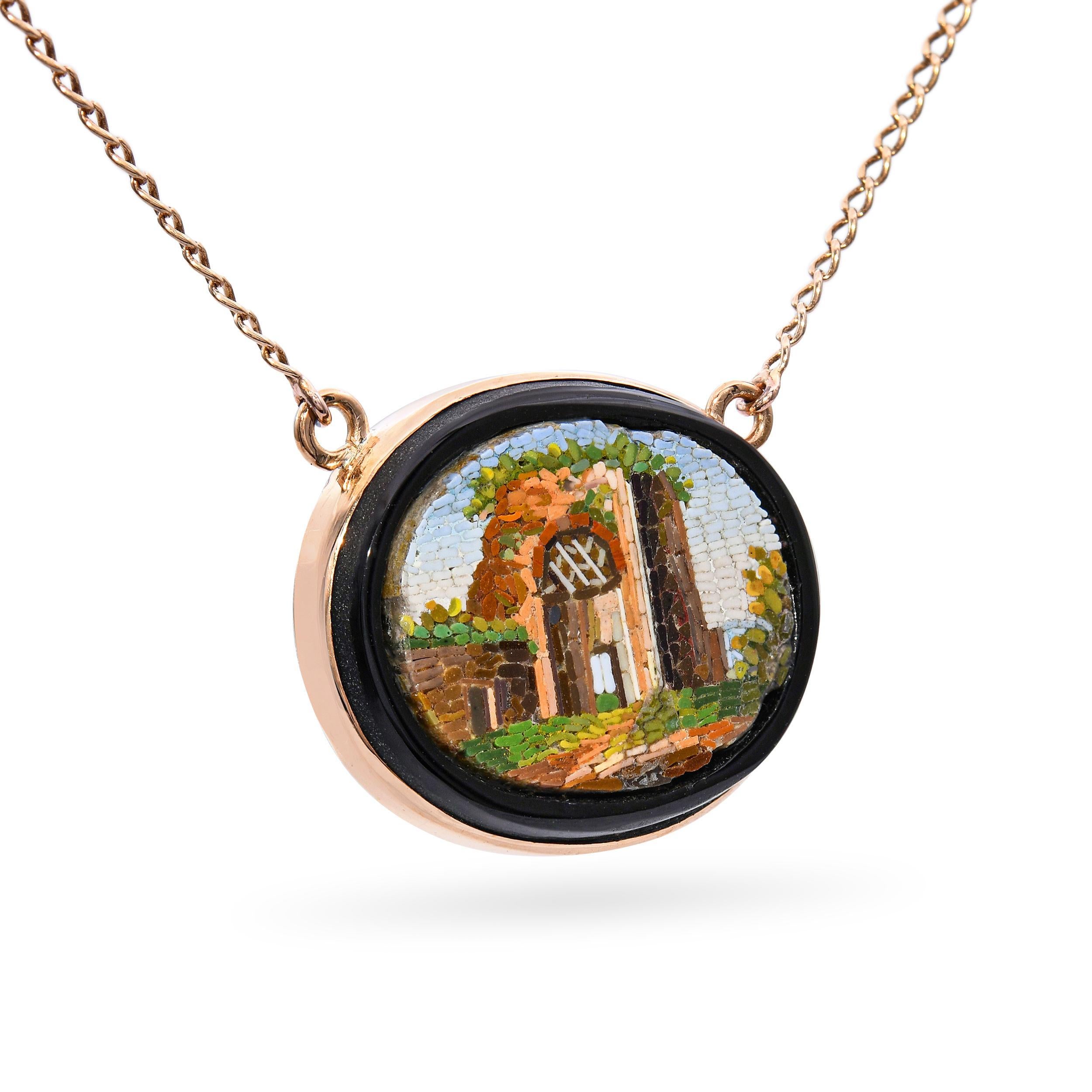 Dieser Anhänger ist ein bemerkenswertes Beispiel für die Grand-Tour-Kunst der Mitte des 19. Jahrhunderts und zeigt ein äußerst detailliertes Mikromosaik, das eine italienische architektonische Ruine darstellt und aus Tausenden von handgesetzten