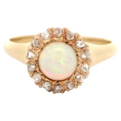 Bague victorienne ancienne en or jaune avec opale ronde et halo de diamants de 0,20 ctw