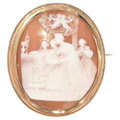 Broche camée victorienne ancienne en or jaune représentant une scène de prière spirituelle