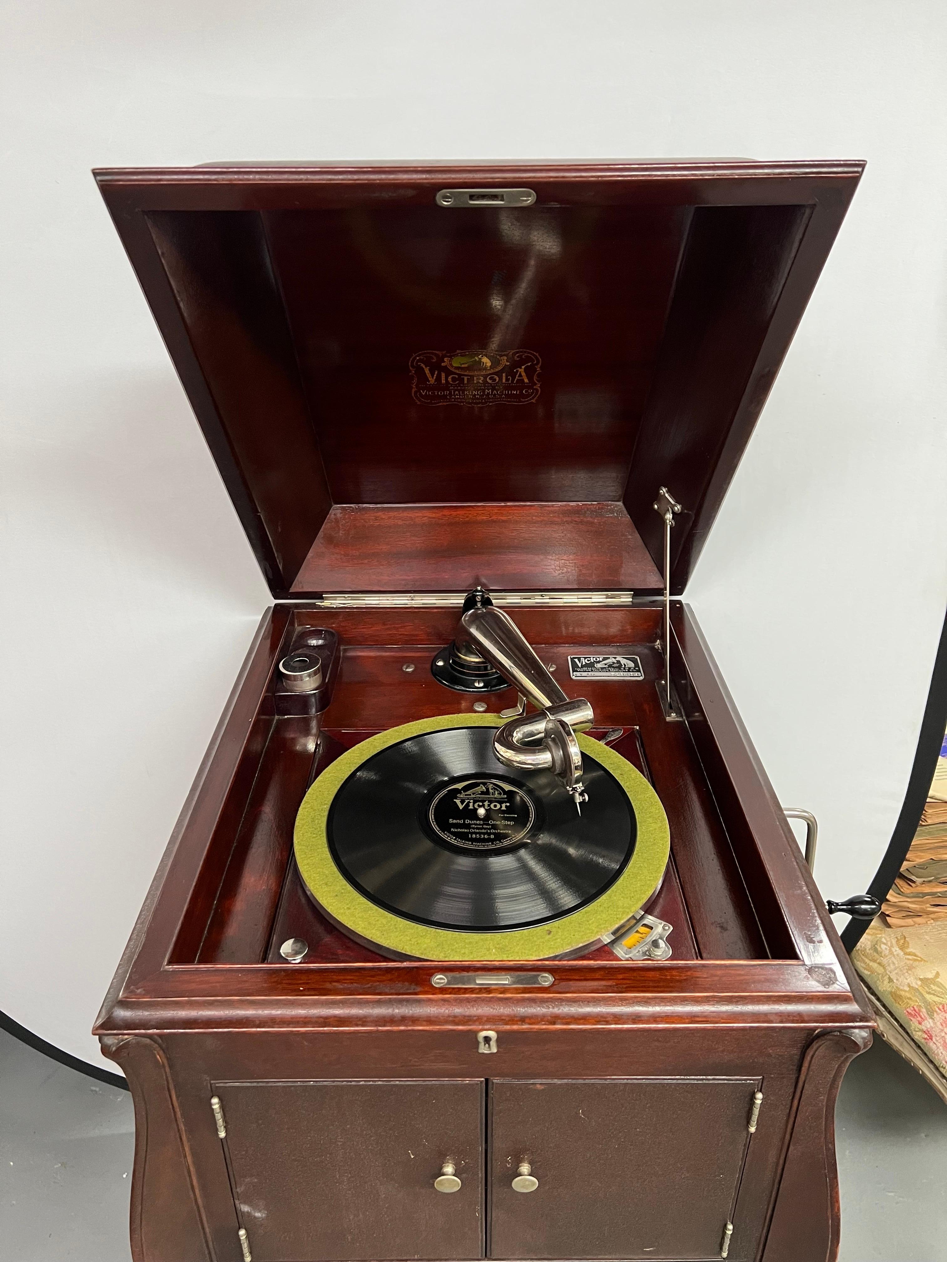 Antiguo fonógrafo VictorLA Modelo VV-XI en mueble de caoba estilo Queen Anne  Eduardiano en venta