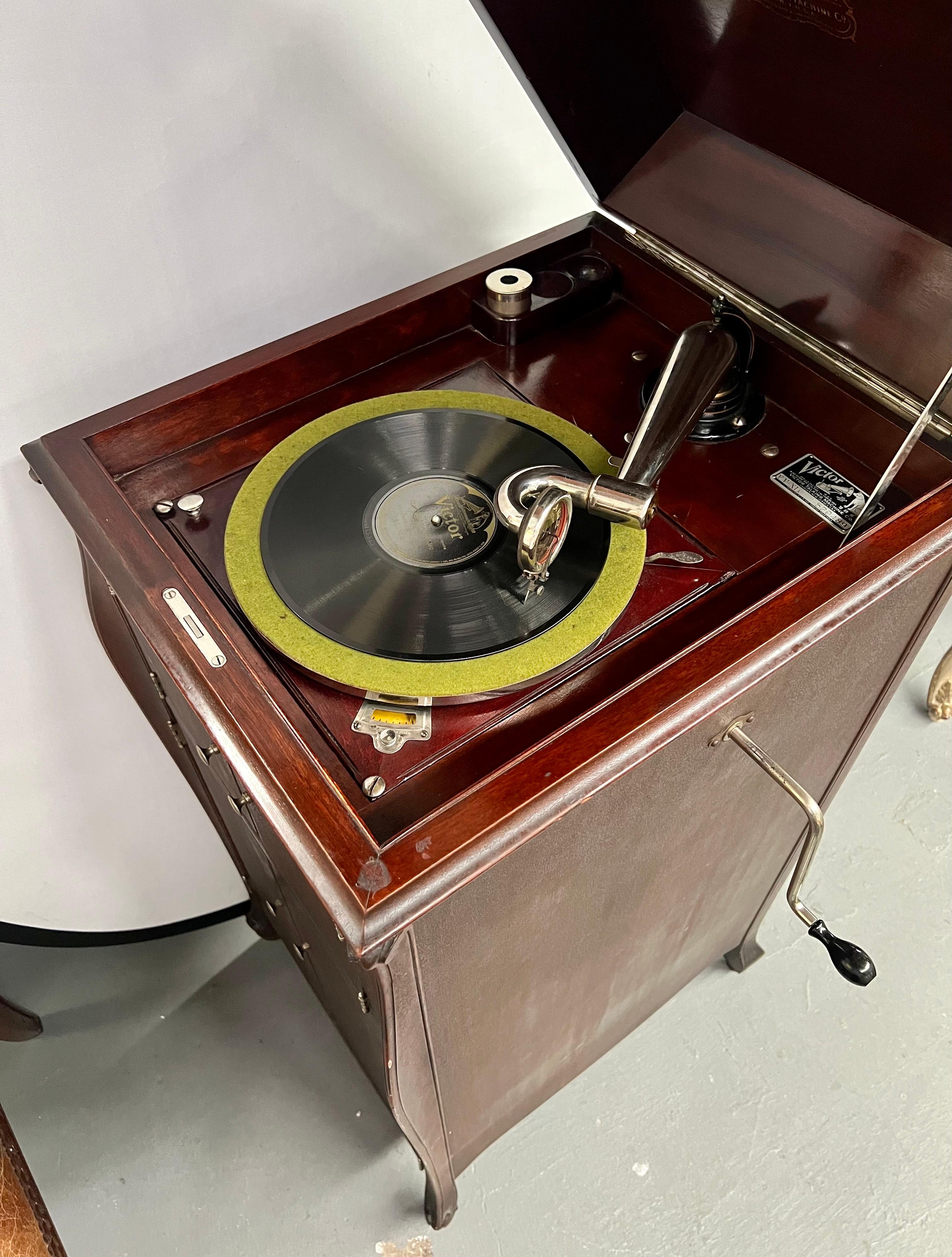 Antiker Mahagoni-Schrank im Queen Anne-Stil, VictorLA-Modell VV-XI Phonograph, VictorLA  (Edwardian) im Angebot