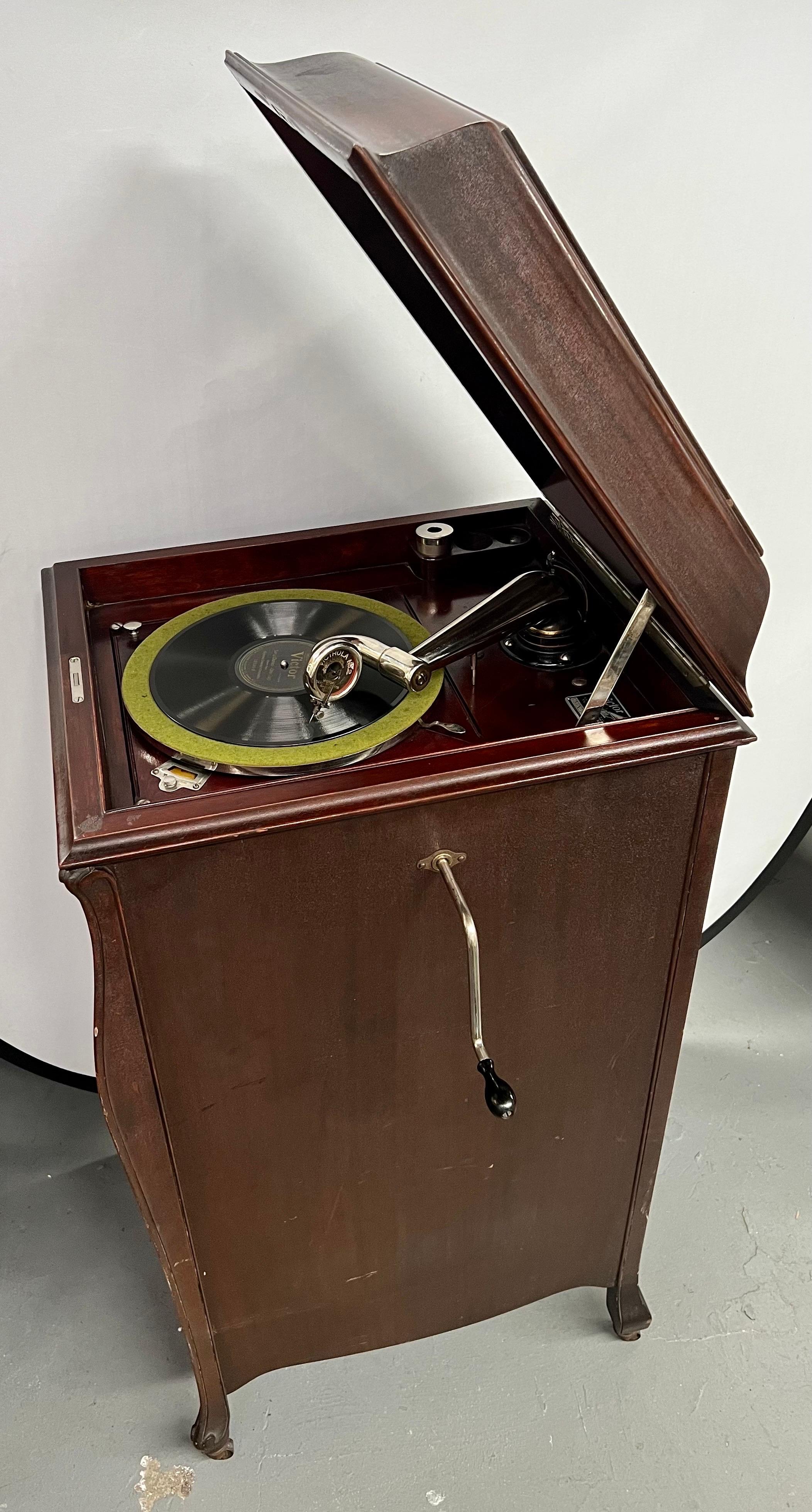 Antiker Mahagoni-Schrank im Queen Anne-Stil, VictorLA-Modell VV-XI Phonograph, VictorLA  (amerikanisch) im Angebot
