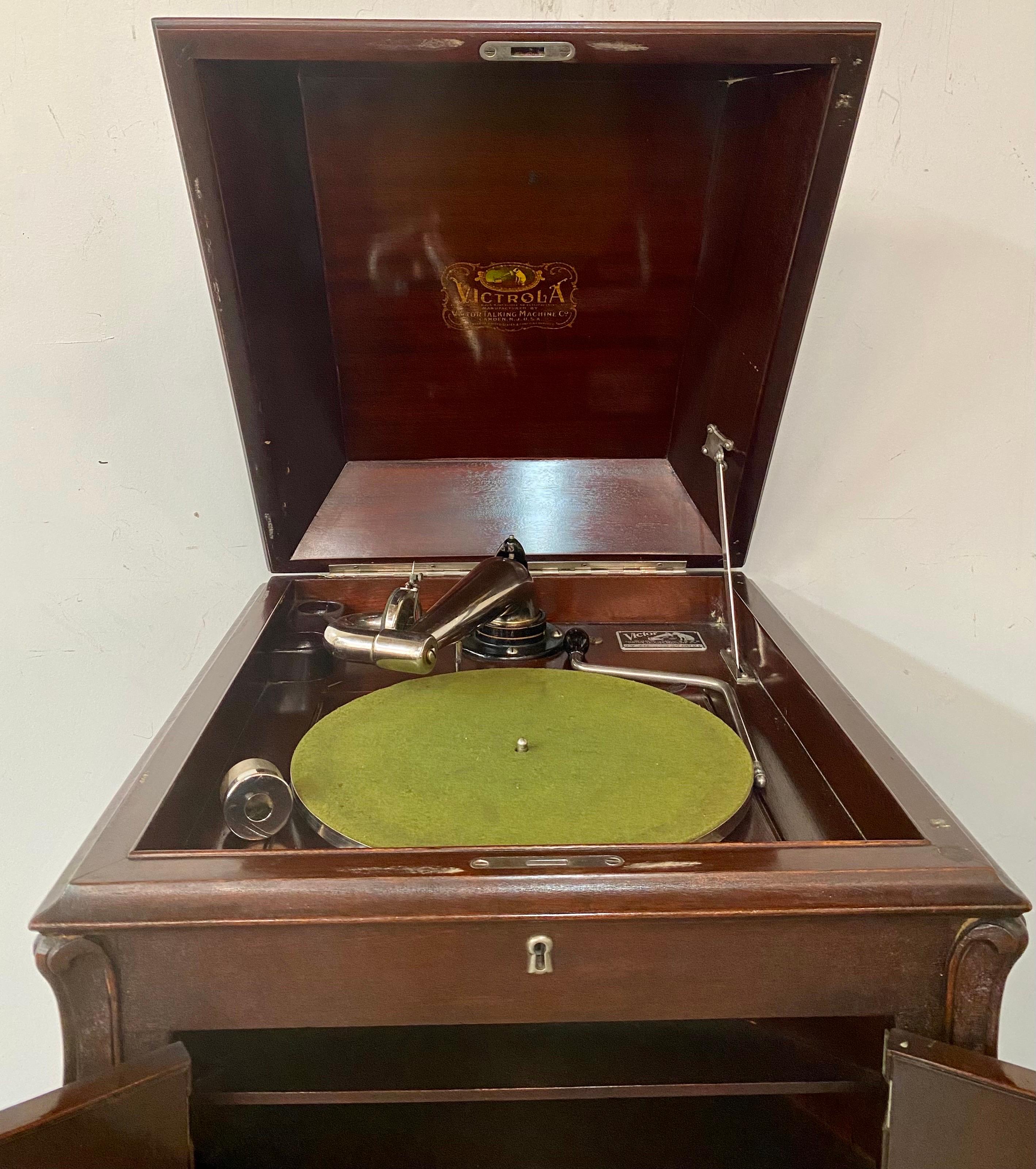 Antiker Mahagoni-Schrank im Queen Anne-Stil, VictorLA-Modell VV-XI Phonograph, VictorLA  im Zustand „Gut“ im Angebot in Plainview, NY