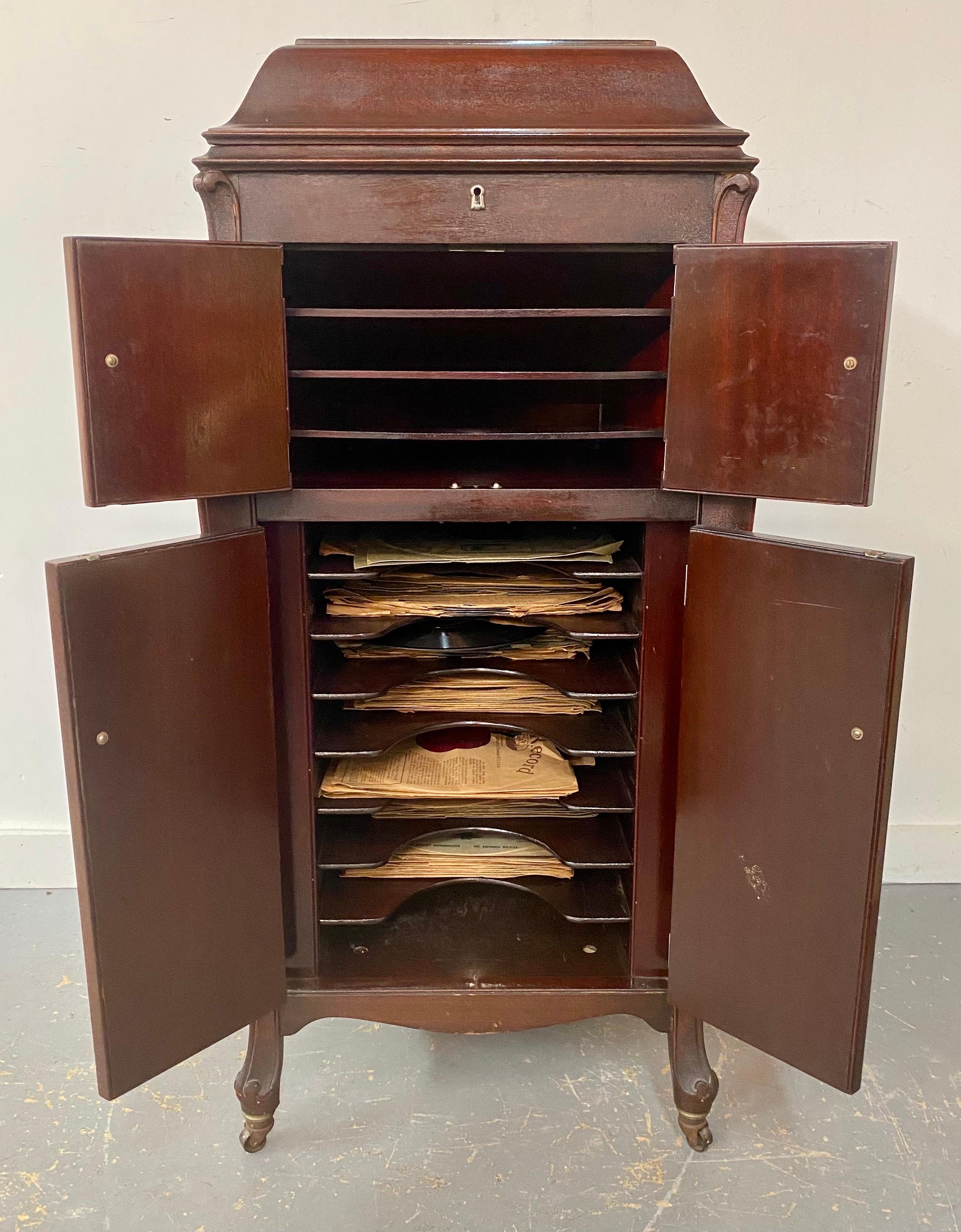 Antique VictorLA Model VV-XI Phonograph in Queen Anne Style Mahogany Cabinet  In Good Condition For Sale In Plainview, NY