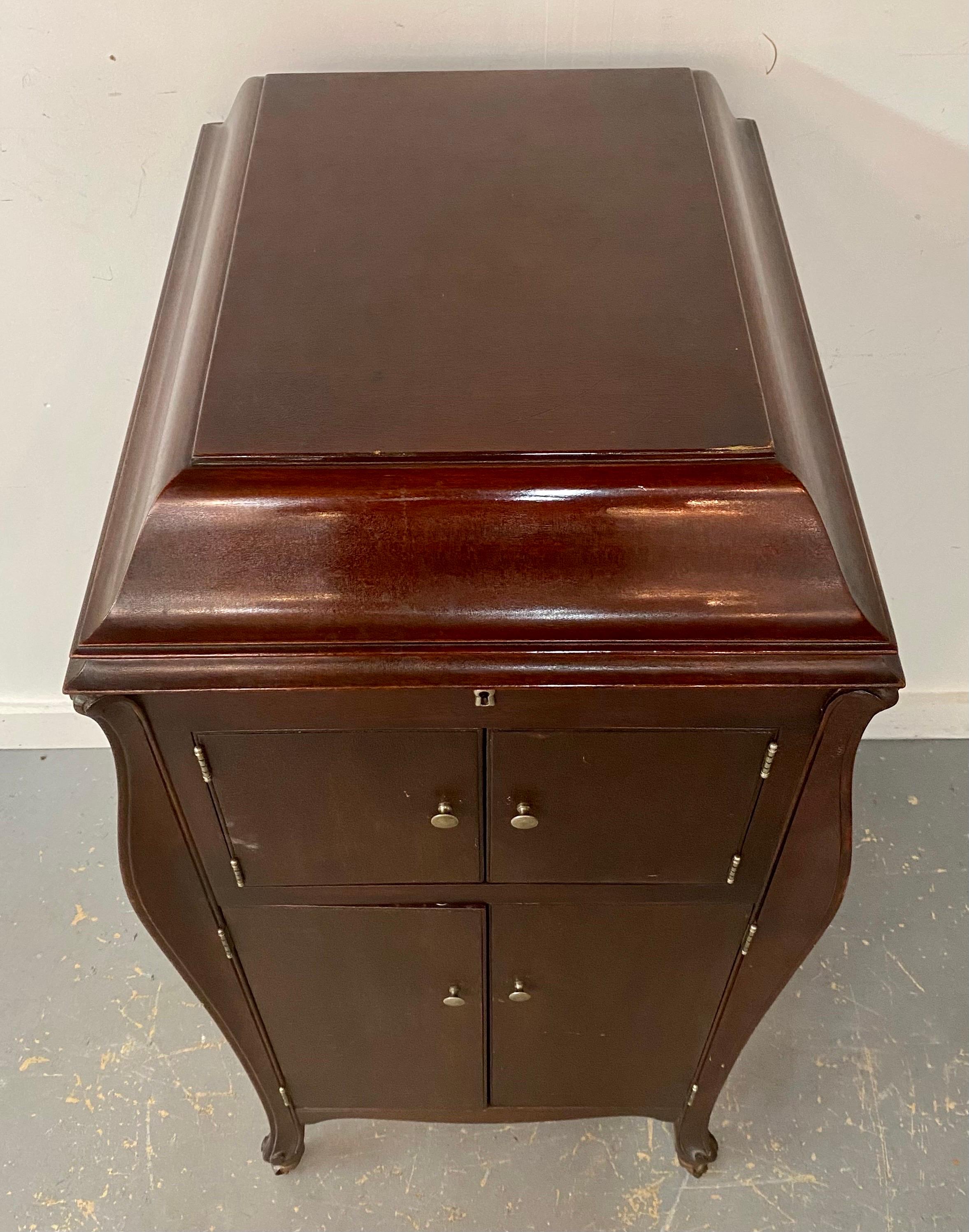 Early 20th Century Antique VictorLA Model VV-XI Phonograph in Queen Anne Style Mahogany Cabinet  For Sale