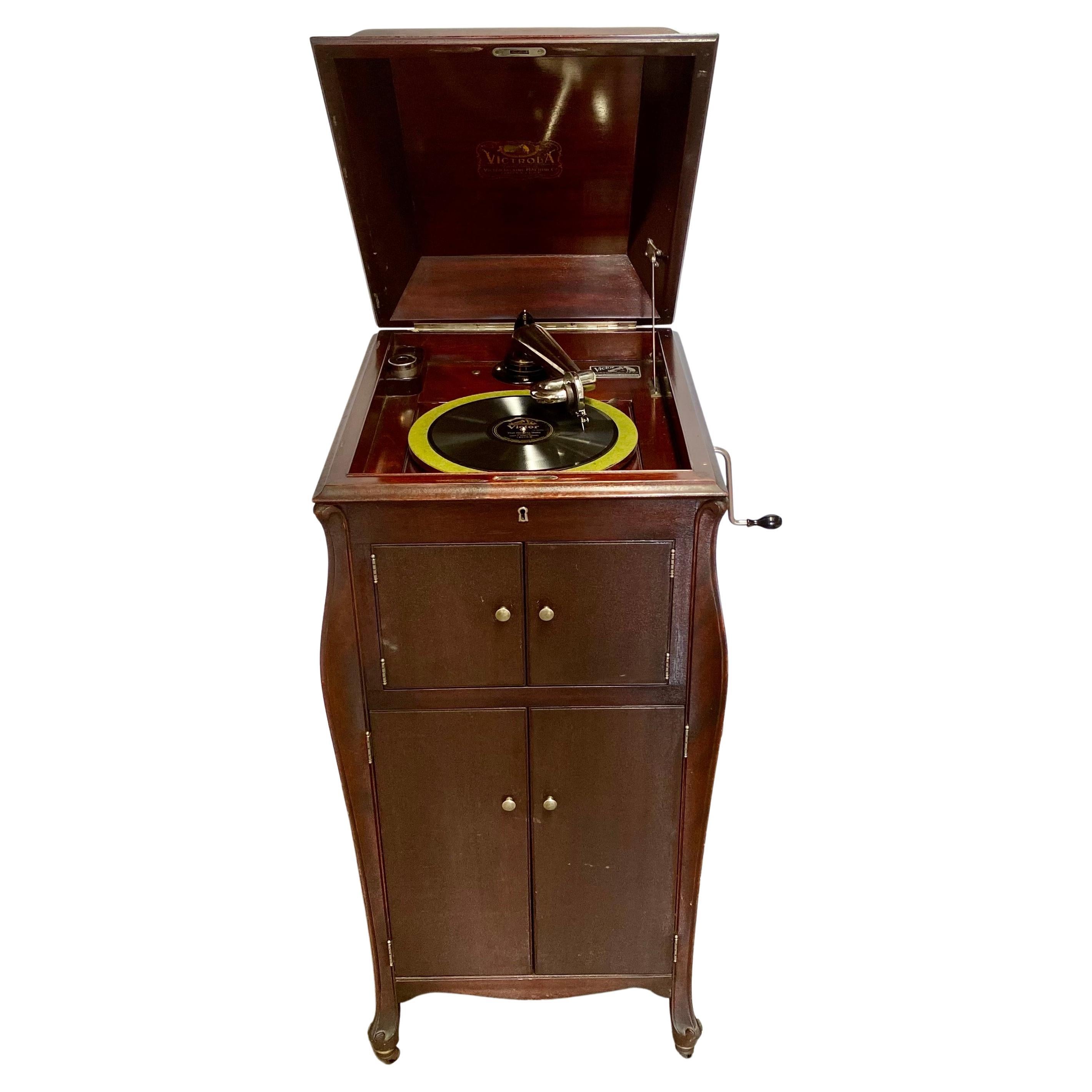 Ancienne Phonographe VictorLA modèle VV-XI dans un meuble de style Queen Anne en acajou 