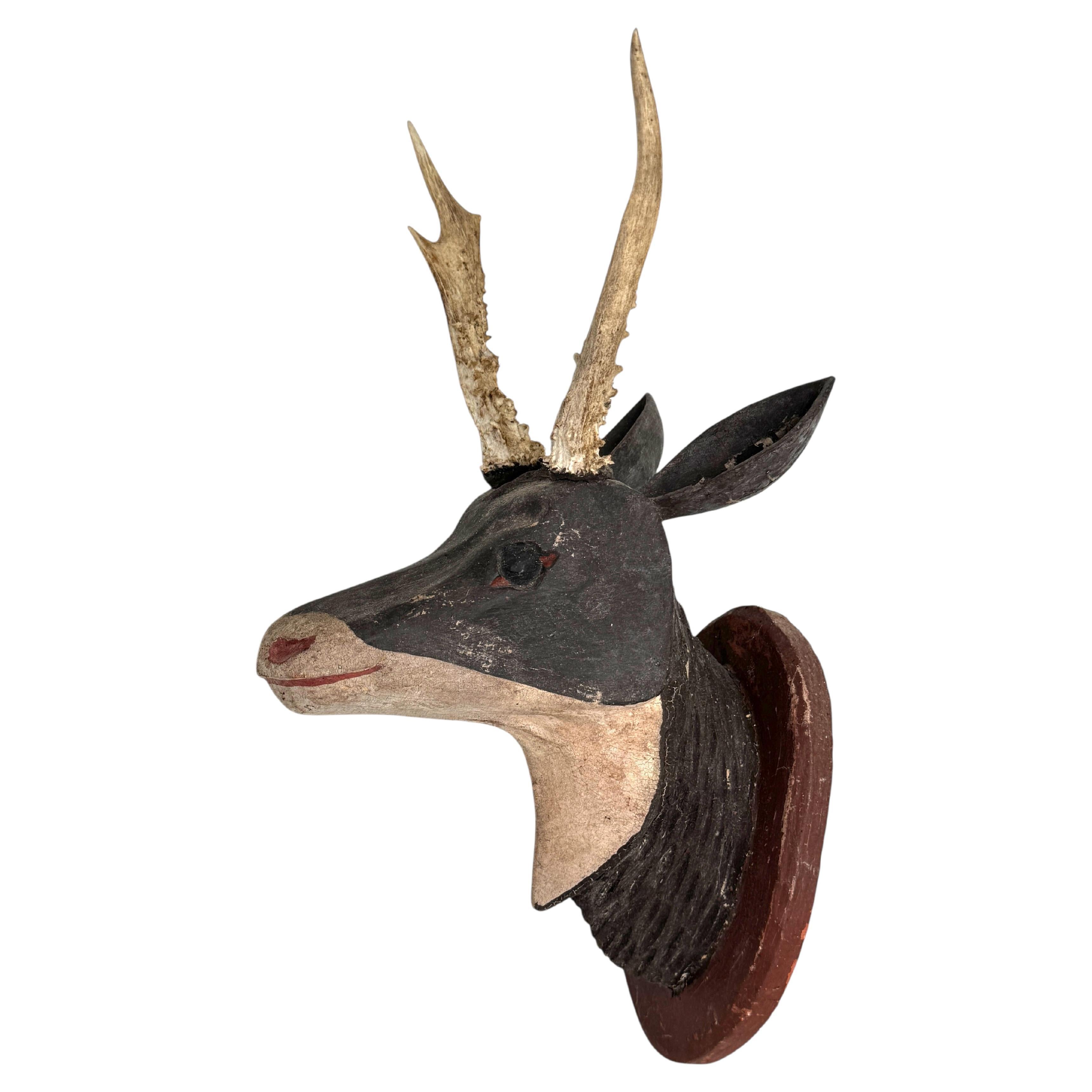 Antica testa di cervo intagliata in legno di Viechtauer Folk Art, Austria 1900 - 1910