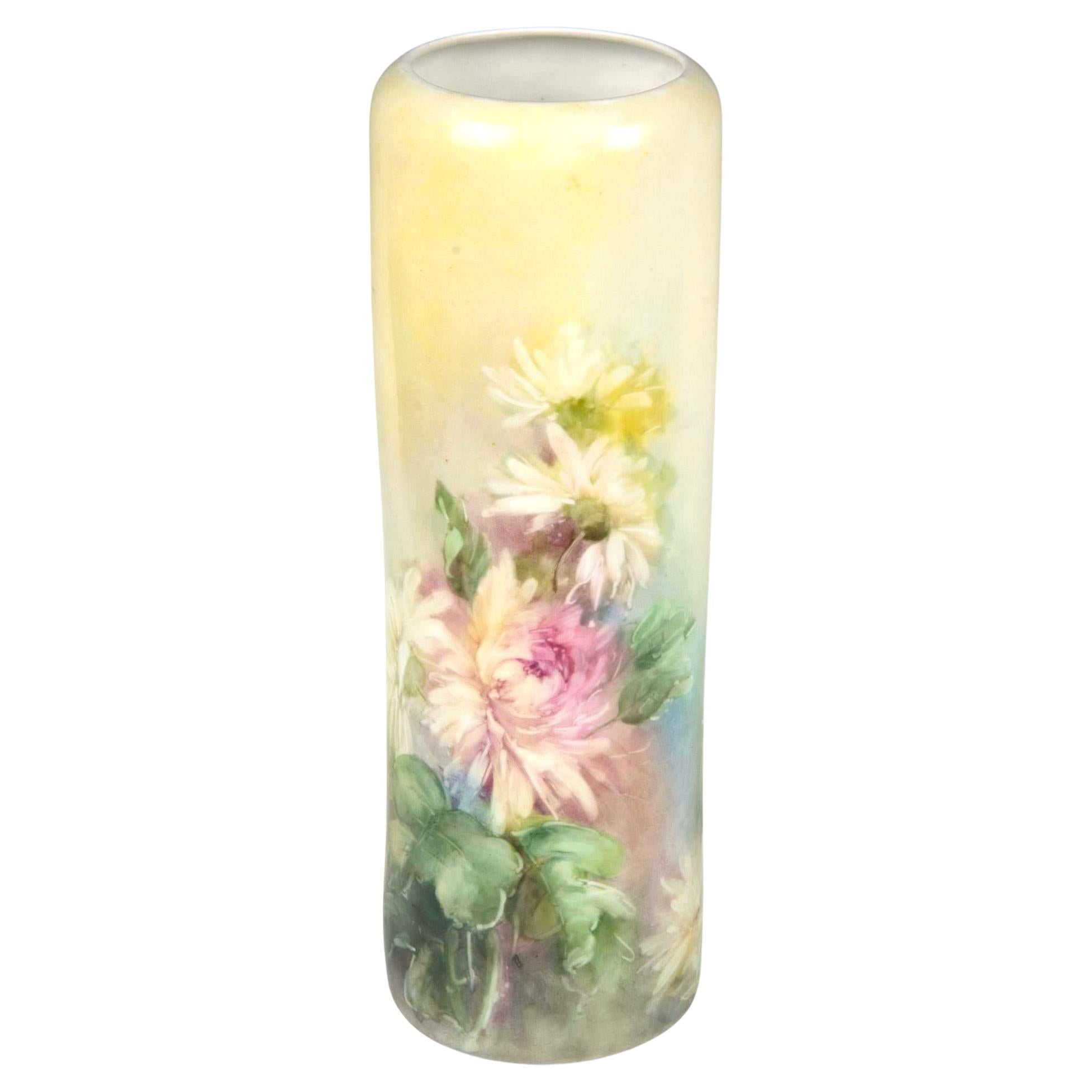 Voici un exquis vase floral ancien en porcelaine peinte à la main provenant de Vienne, Autriche, fabriqué par la célèbre société PH Leonard Co. Ce superbe vase présente un magnifique arrangement de motifs floraux et feuillus, avec des chrysanthèmes