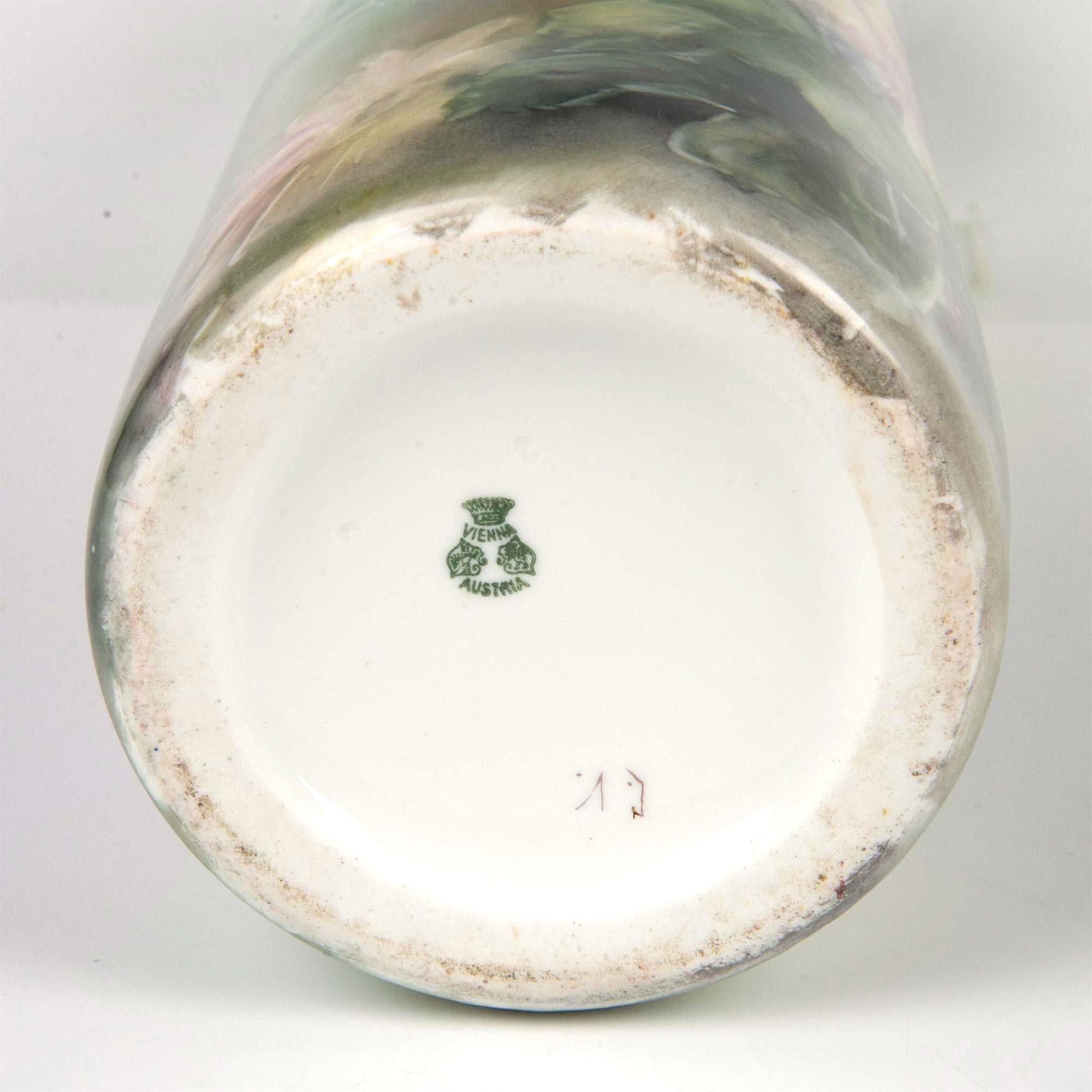 Porcelaine Vase floral ancien en porcelaine peint à la main à Vienne, Autriche, par Leonard Co en vente