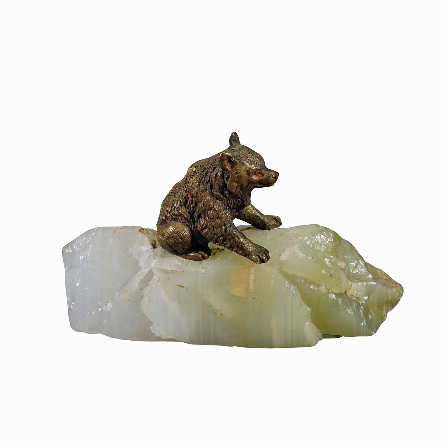 Antico orso di Vienna su roccia di cristallo
Articolo e7254
Una bellissima statuetta in bronzo di un orso errante montata su una roccia di cristallo. Un magnifico e realistico esempio delle famose statue in bronzo di Vienna dell'inizio del XX