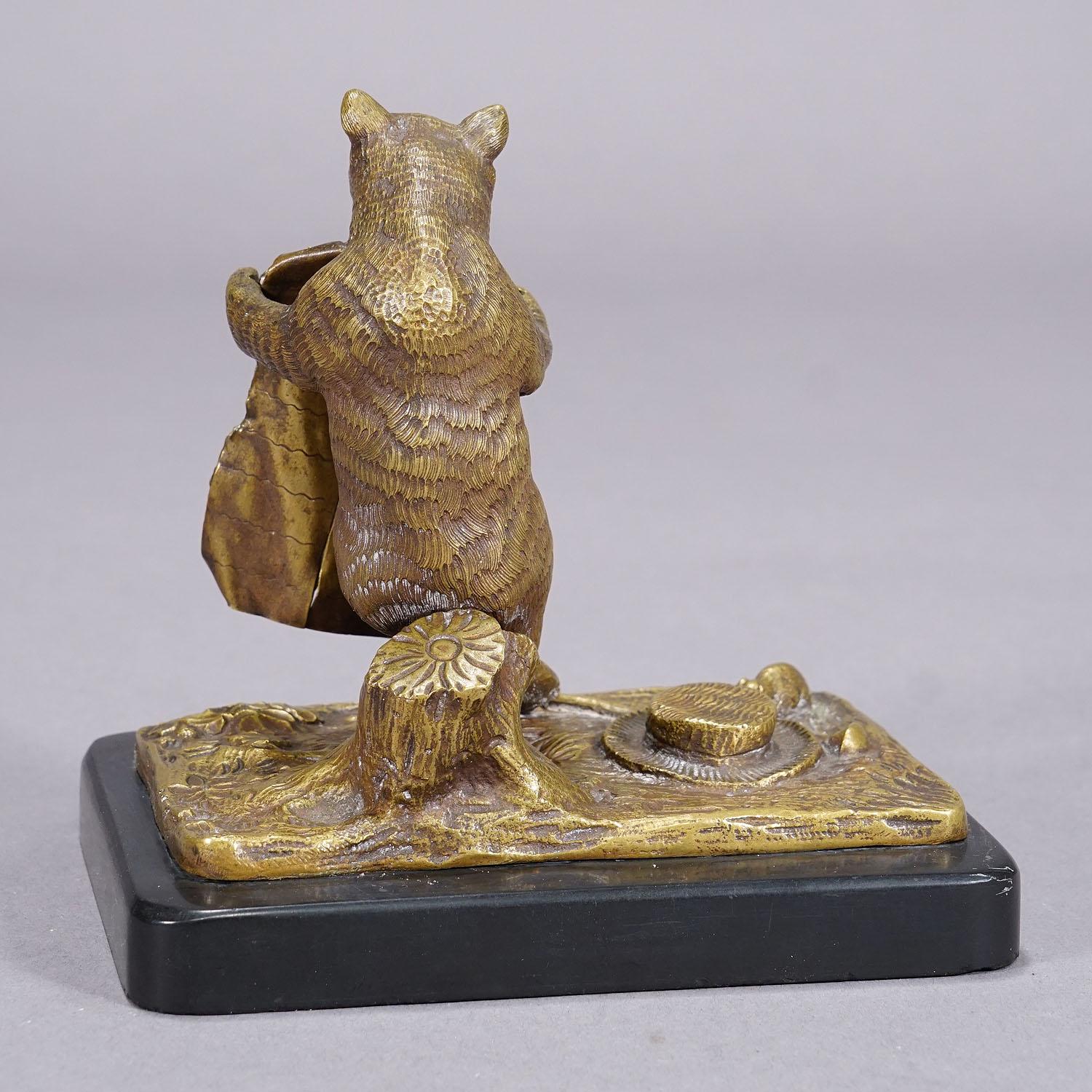 Ours en bronze antique de Vienna Bronze avec couverture en vente 3