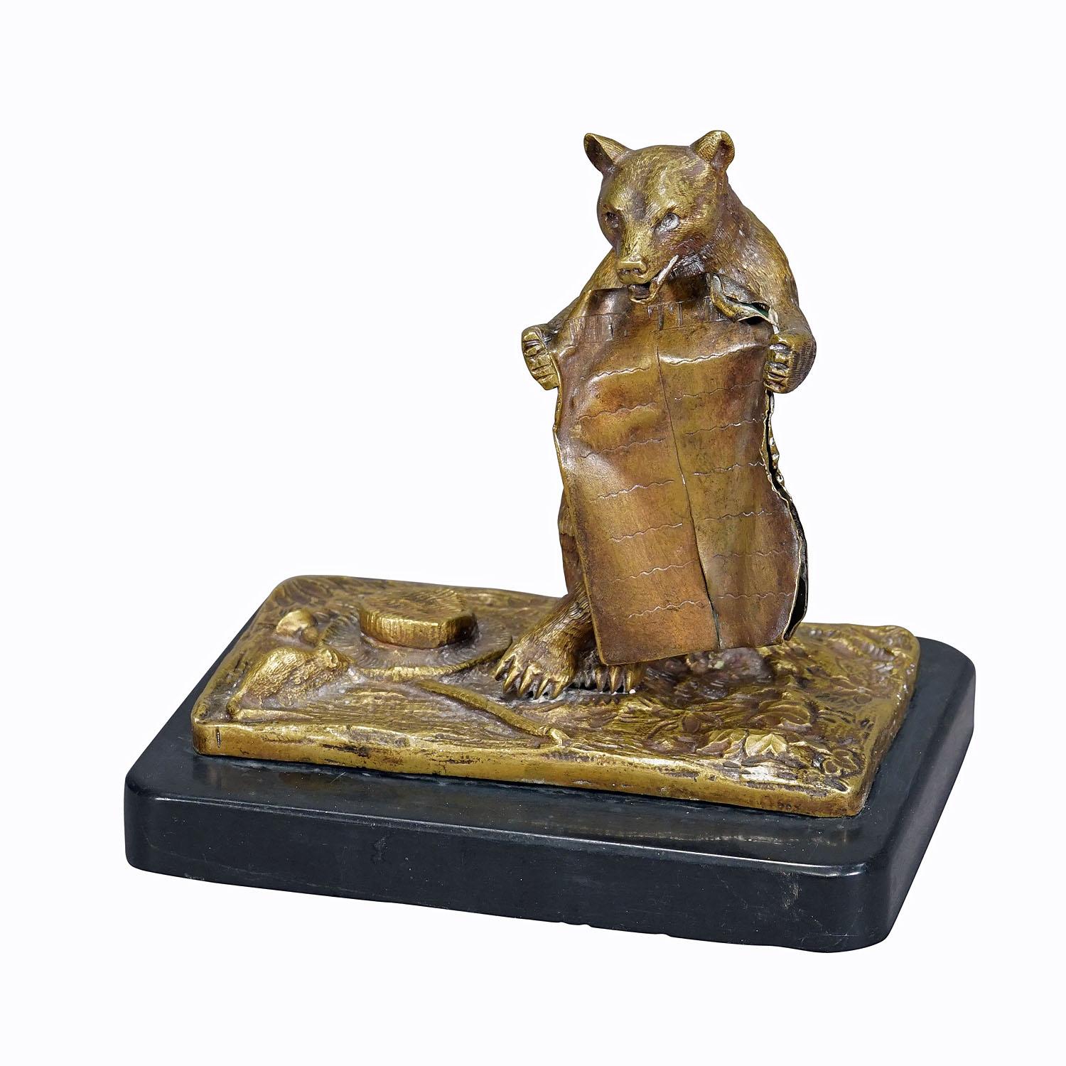 Ours en bronze antique de Vienna Bronze avec couverture
Article e7280
Une belle statue de bronze représentant un ours errant qui étend sa couverture pour se reposer. Un chapeau et une canne sont posés sur le sol à côté de lui. Un magnifique exemple