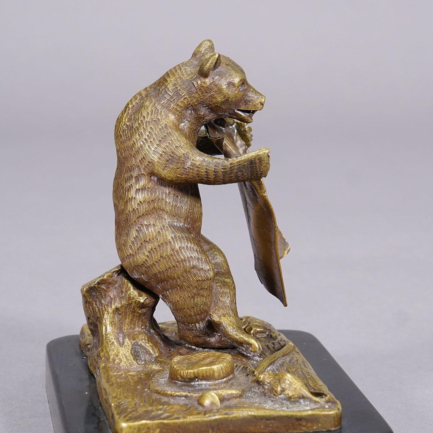 Moulage Ours en bronze antique de Vienna Bronze avec couverture en vente