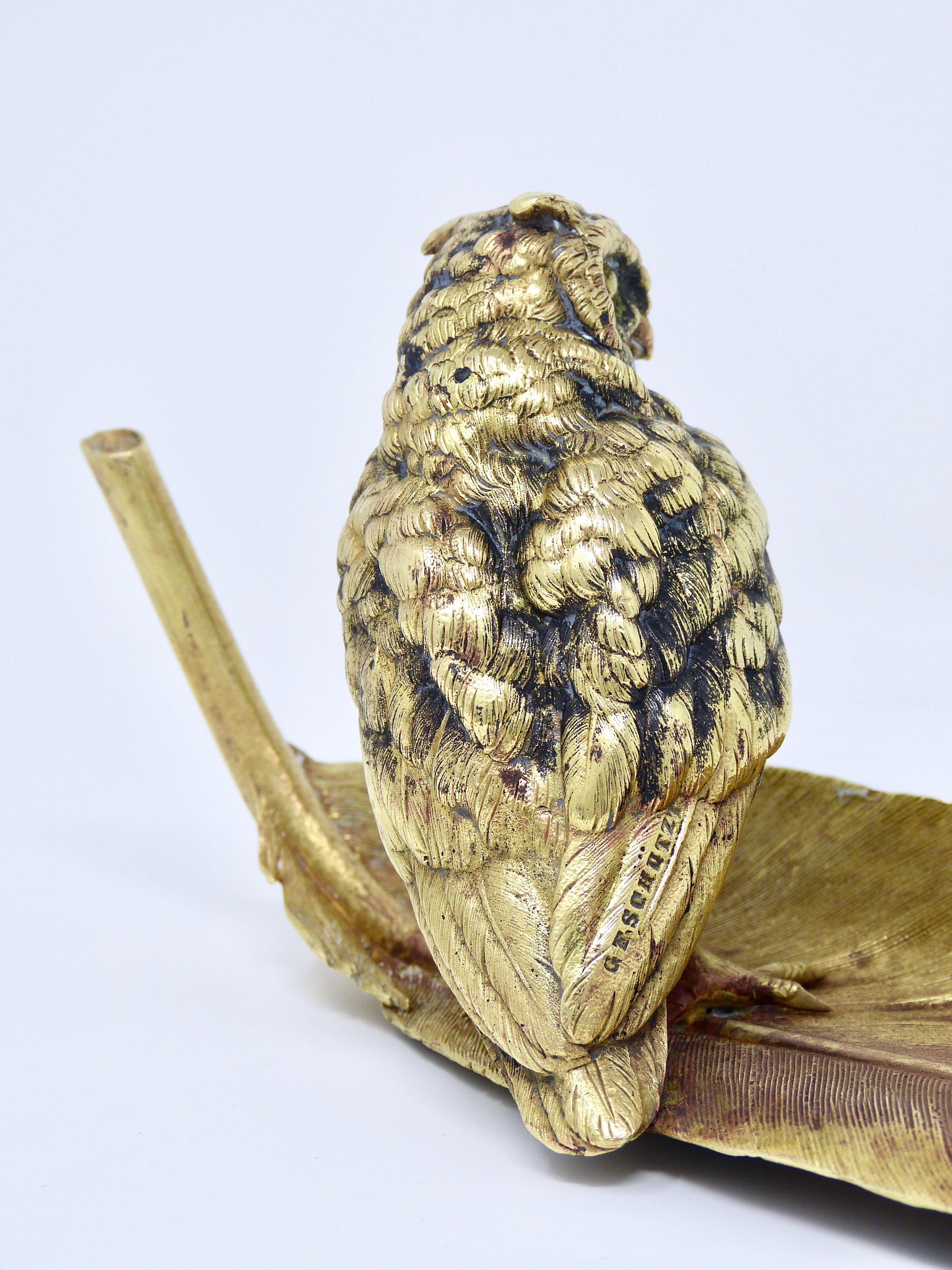 Antique Vienna Bronze Owl on a Feather Pen Rest Signed Geschützt, circa 1900 In Good Condition For Sale In Torreon, Coahuila
