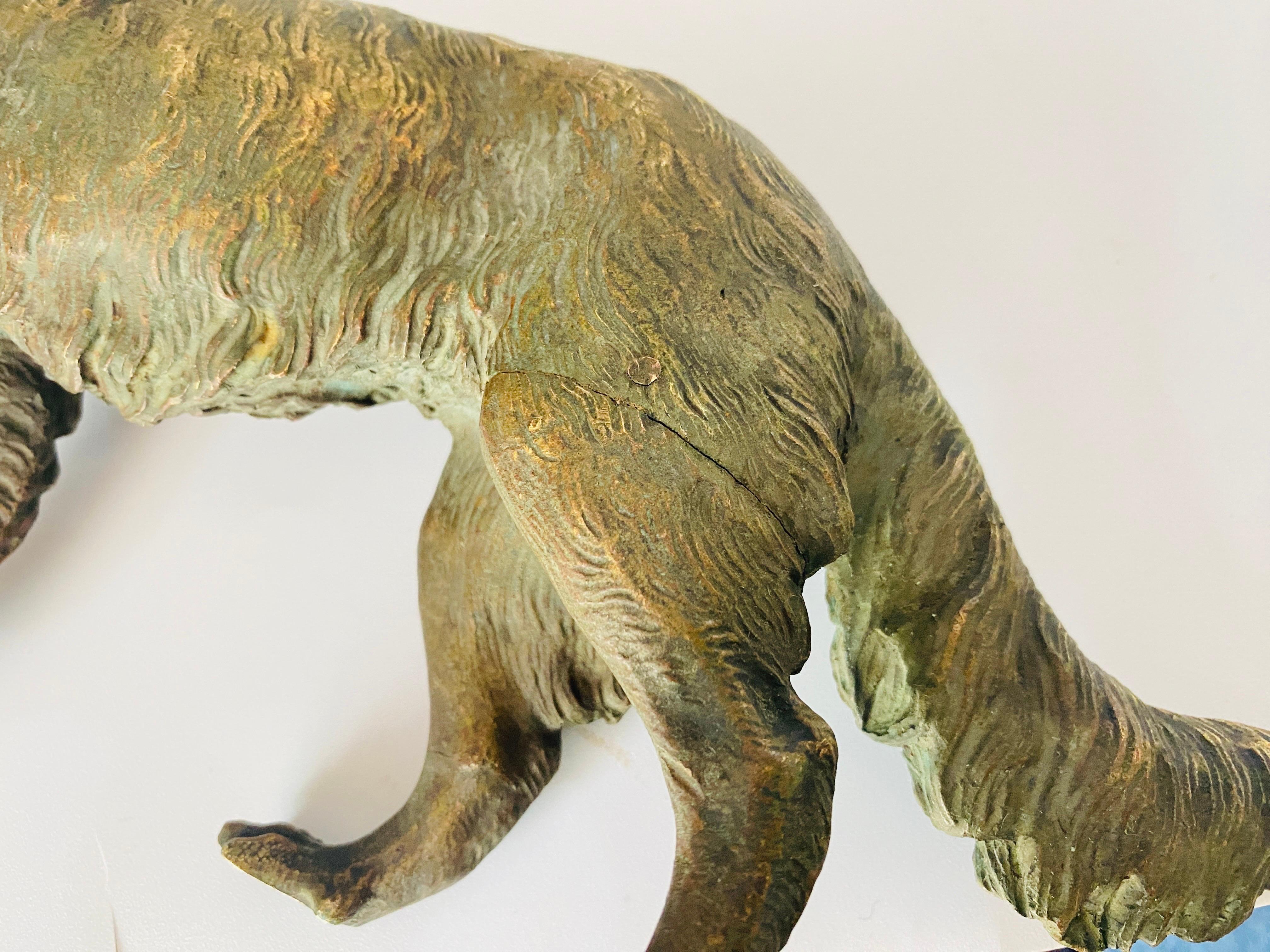 Frankreich Bronze eines Hundes antike Figur.

Angeboten wird eine Bronzefigur eines Hundes aus circa 1880. Er weist eine antike Patina auf, im Stil von Jules Moigniez.