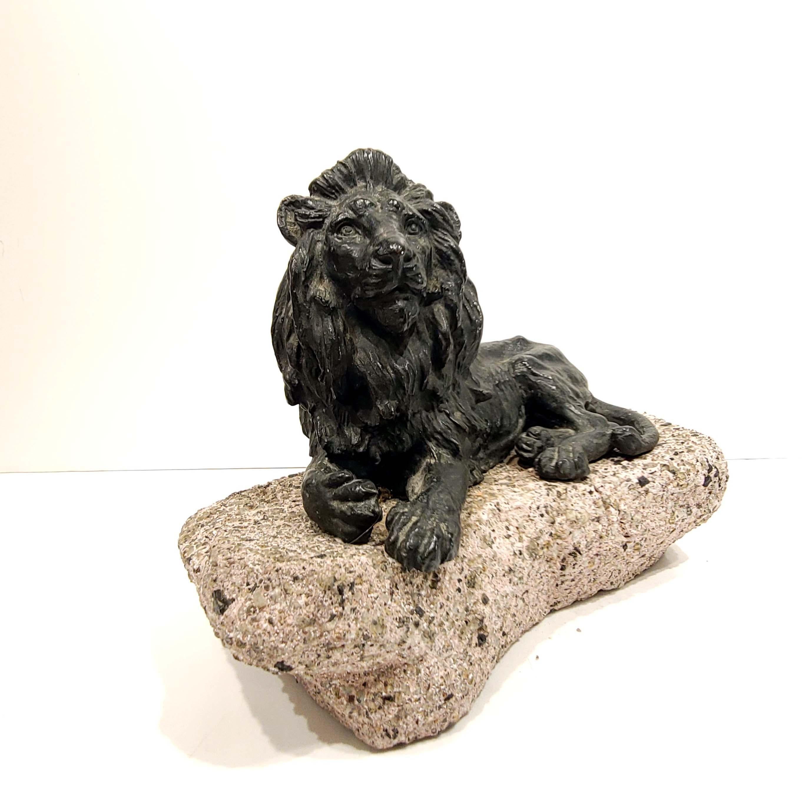 Antike Wiener Bronzeskulptur eines Löwen mit der Bezeichnung Geschützt (Belle Époque)