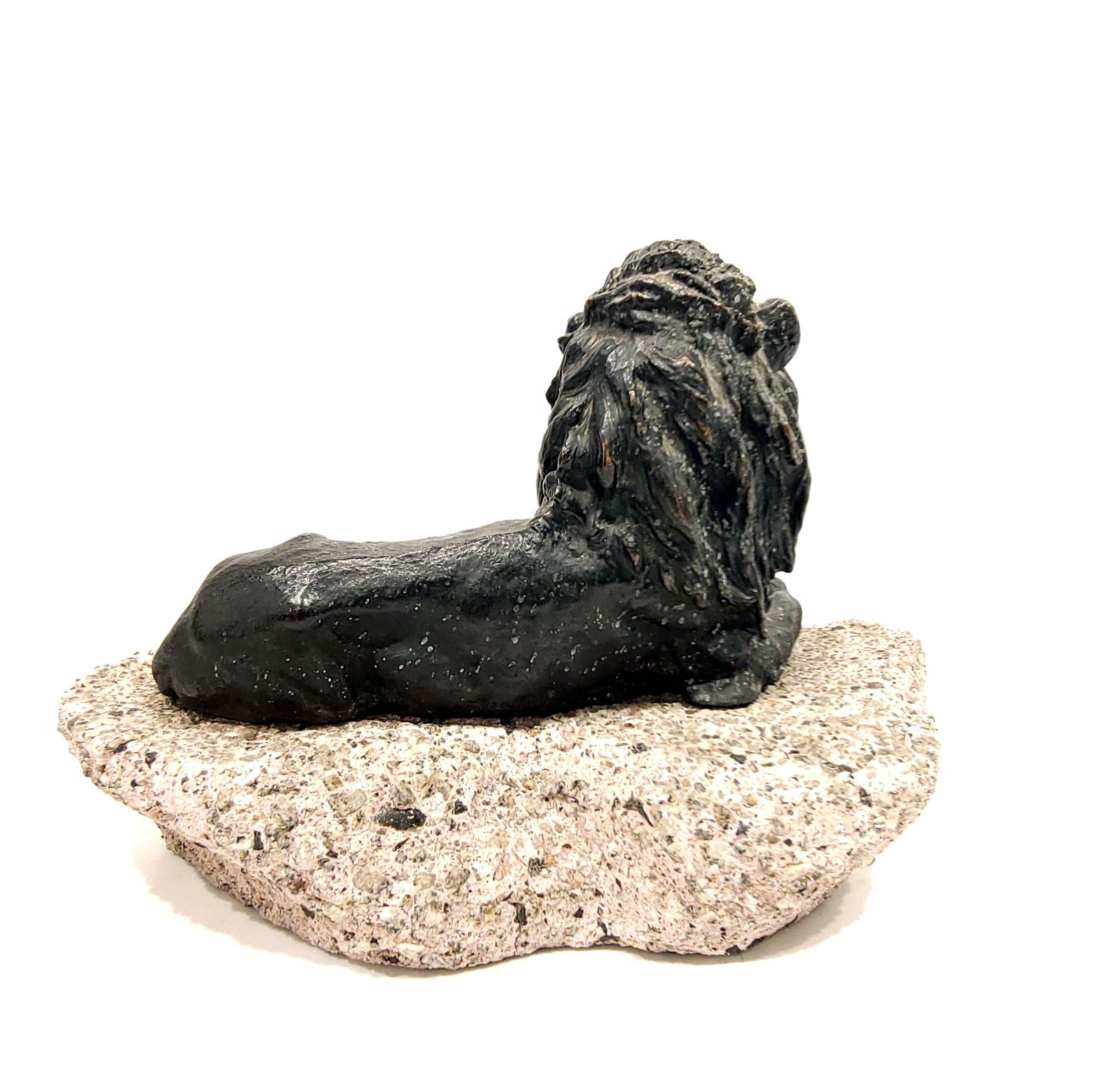Antike Wiener Bronzeskulptur eines Löwen mit der Bezeichnung Geschützt (Gegossen)