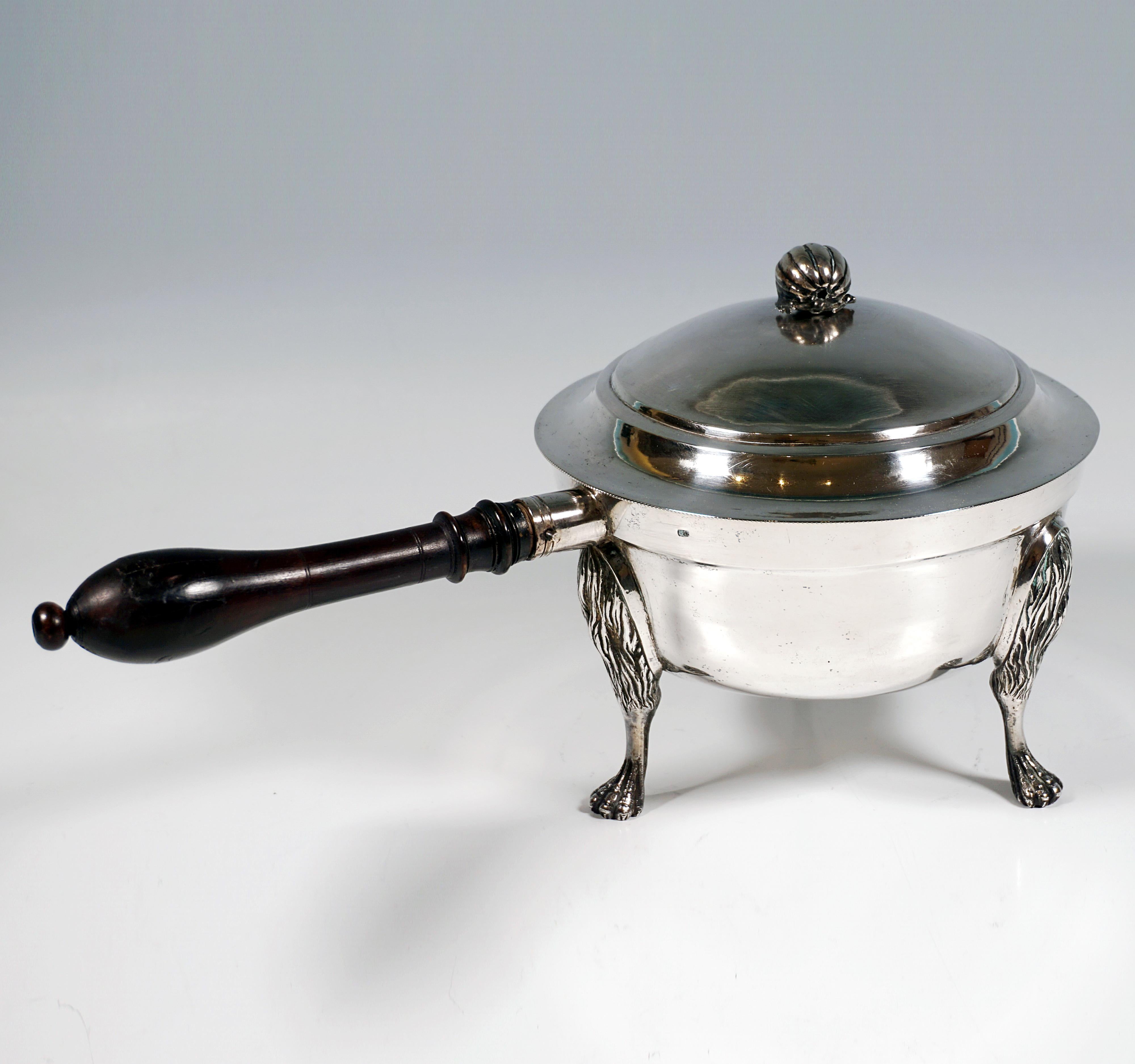 Antigua cacerola con tapa de plata del Imperio de Viena sobre patas de león, fechada en 1794 Austríaco en venta