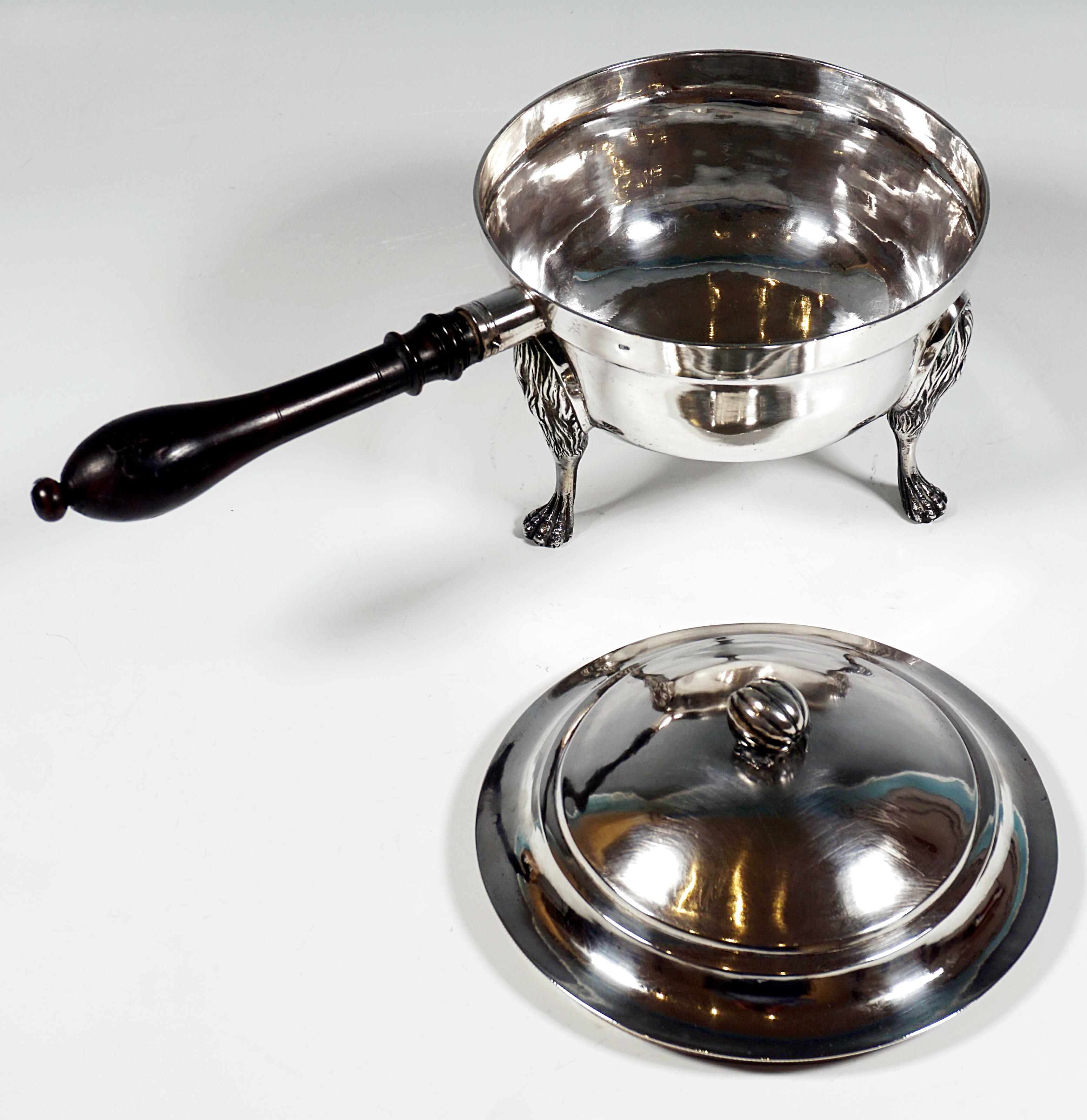 Antigua cacerola con tapa de plata del Imperio de Viena sobre patas de león, fechada en 1794 Hecho a mano en venta