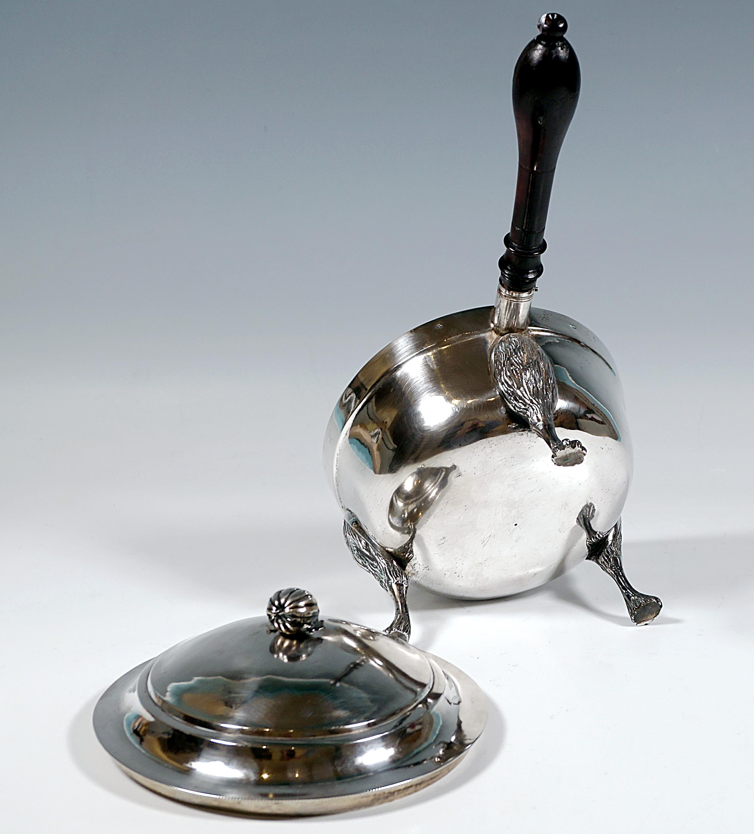 Antigua cacerola con tapa de plata del Imperio de Viena sobre patas de león, fechada en 1794 en Bueno estado para la venta en Vienna, AT