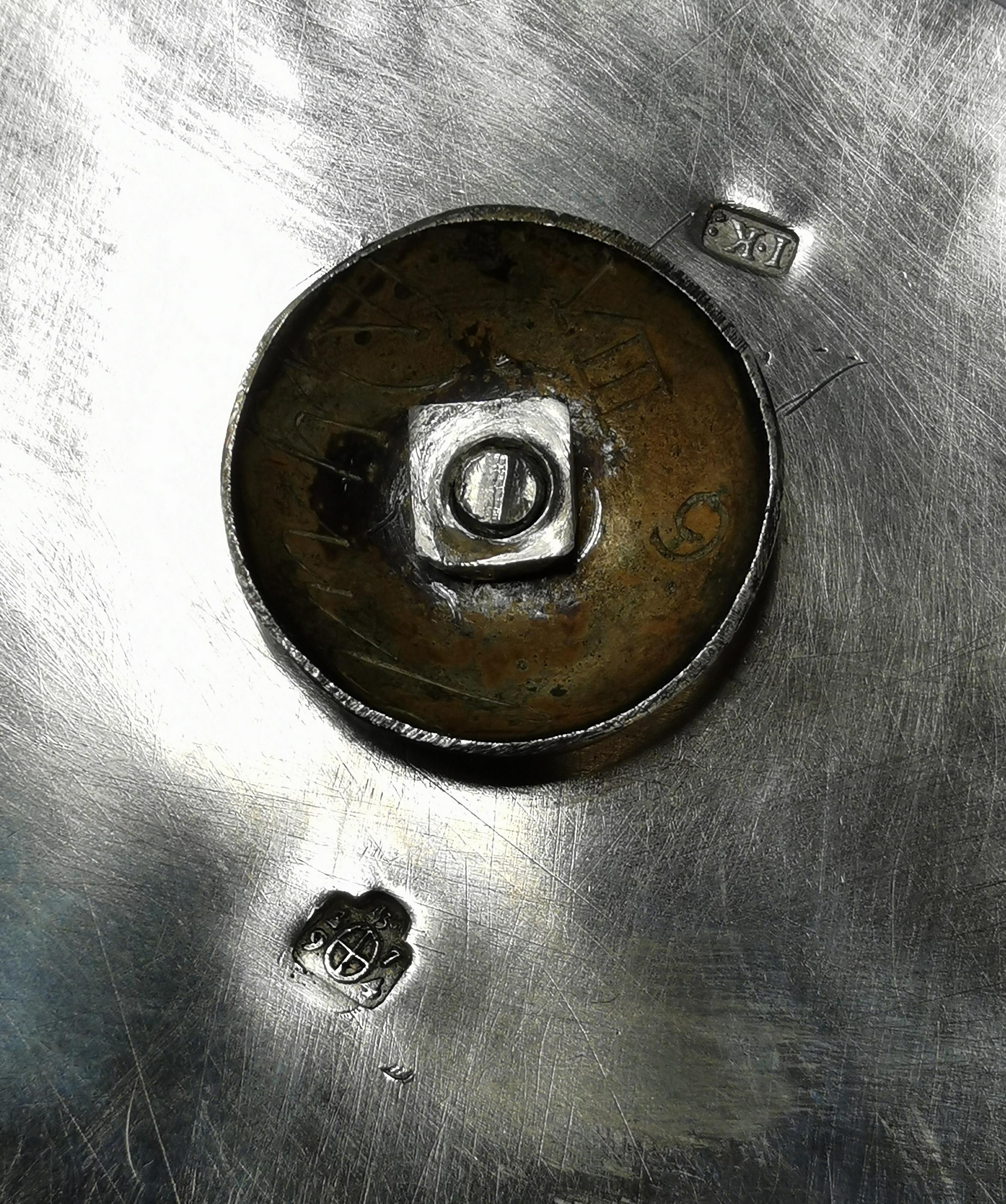 Antigua cacerola con tapa de plata del Imperio de Viena sobre patas de león, fechada en 1794 finales del siglo XVIII en venta