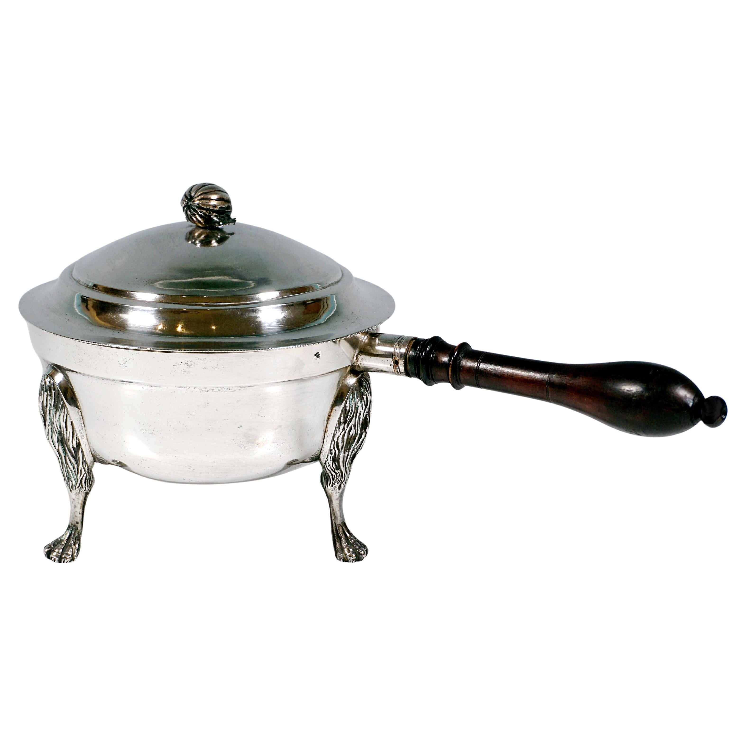 Antigua cacerola con tapa de plata del Imperio de Viena sobre patas de león, fechada en 1794 en venta