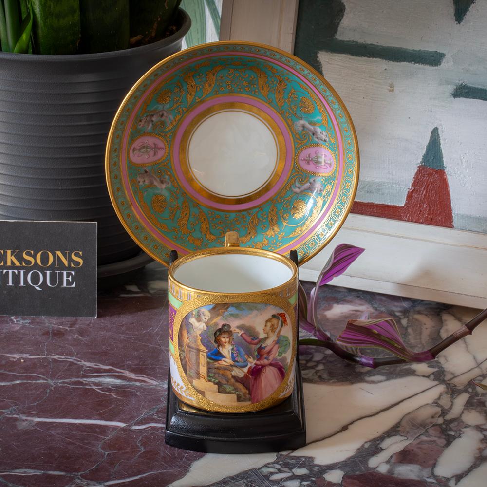 Decorato con una scena classica

Misure Piattino 2,7 cm di altezza x 13,4 cm di diametro (1,1 x 5,3 pollici) Tazza 6,5 cm di altezza x 8,5 cm di lunghezza x 6,5 cm di larghezza (2,56 x 3,35 x 2,56 pollici)

Dalla nostra collezione di ceramiche,