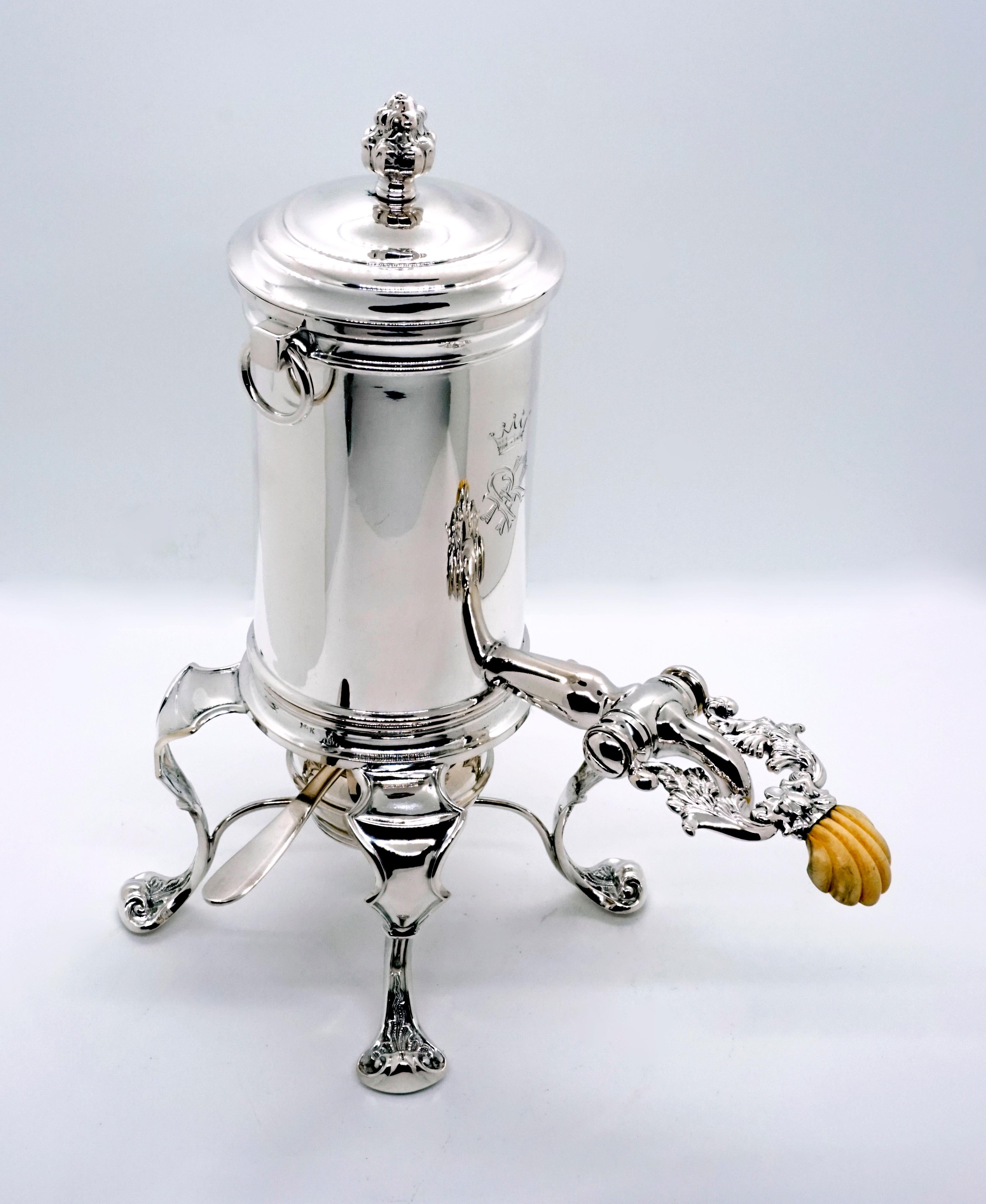 Consists of a hot water vessel with a lockable spout, two metal sieves, a silver warmer and a burner.
Cylindrical vessel with two drop ring handles, removable lid with acanthus knob, pouring lever with acanthus decoration and handle in the shape of