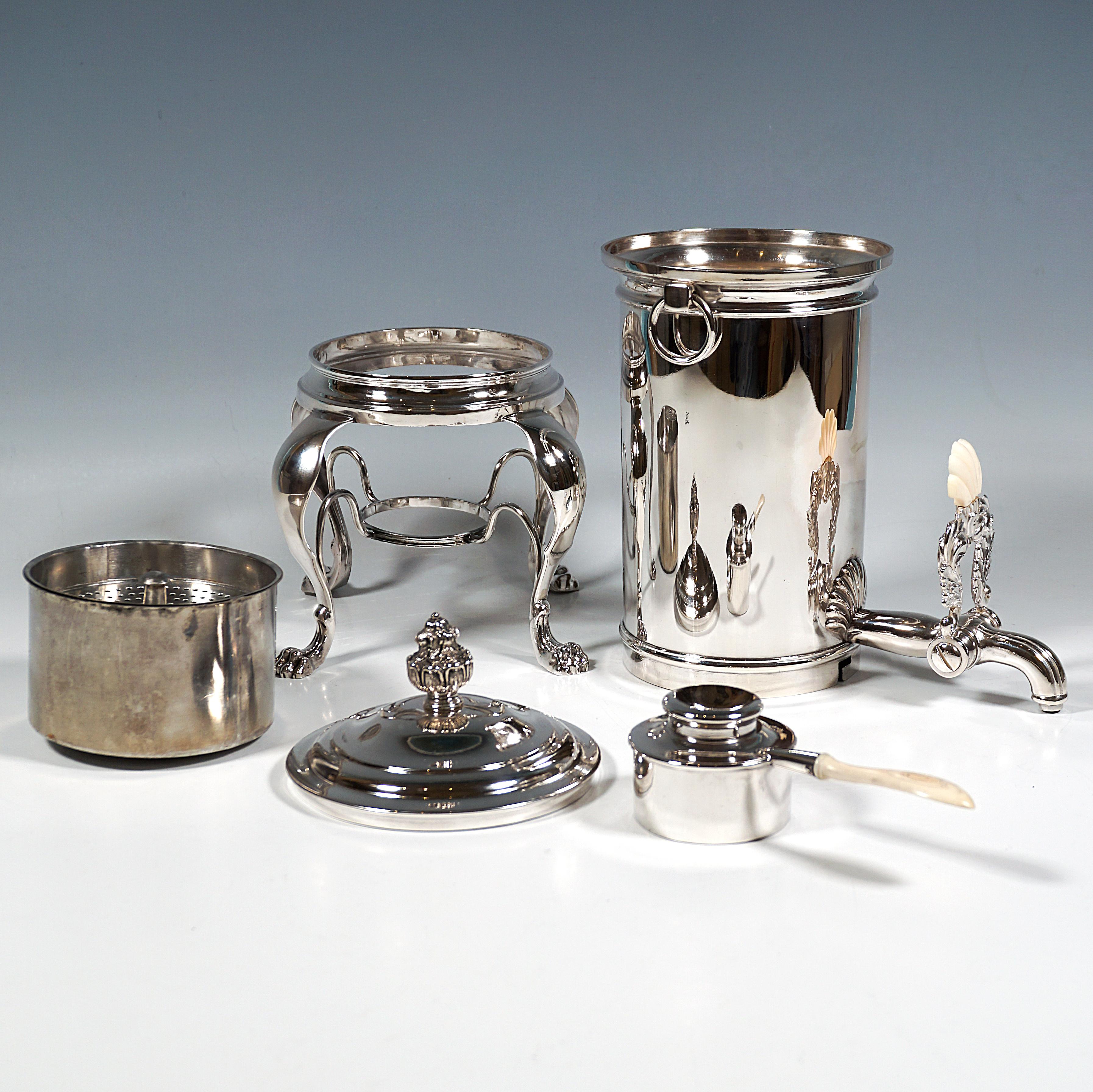 Antiguo samowar vienés de plata con quemador de Mayerhofer & Klinkosch, fechado en 1840 Hecho a mano en venta