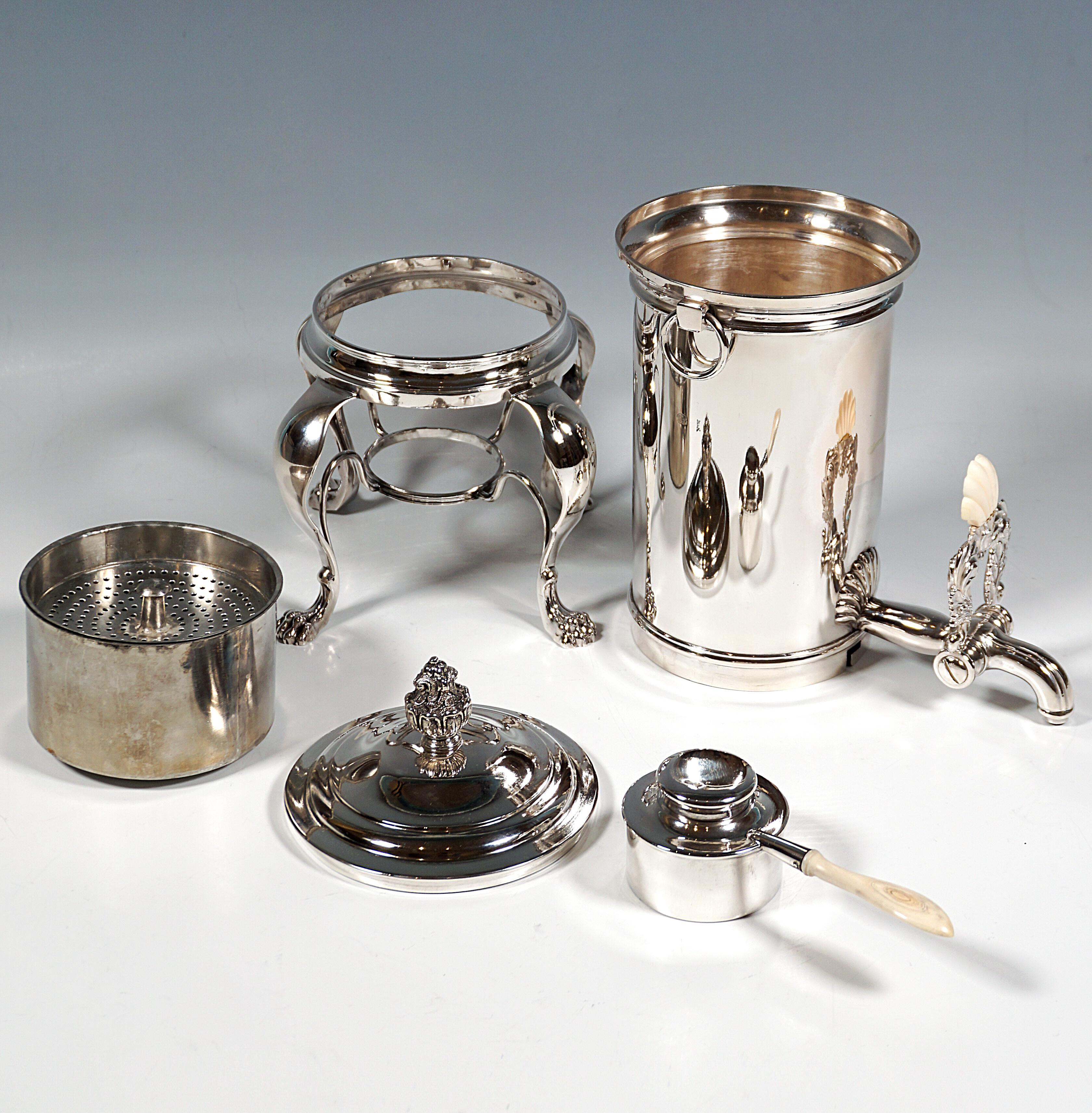 Antiguo samowar vienés de plata con quemador de Mayerhofer & Klinkosch, fechado en 1840 en Bueno estado para la venta en Vienna, AT