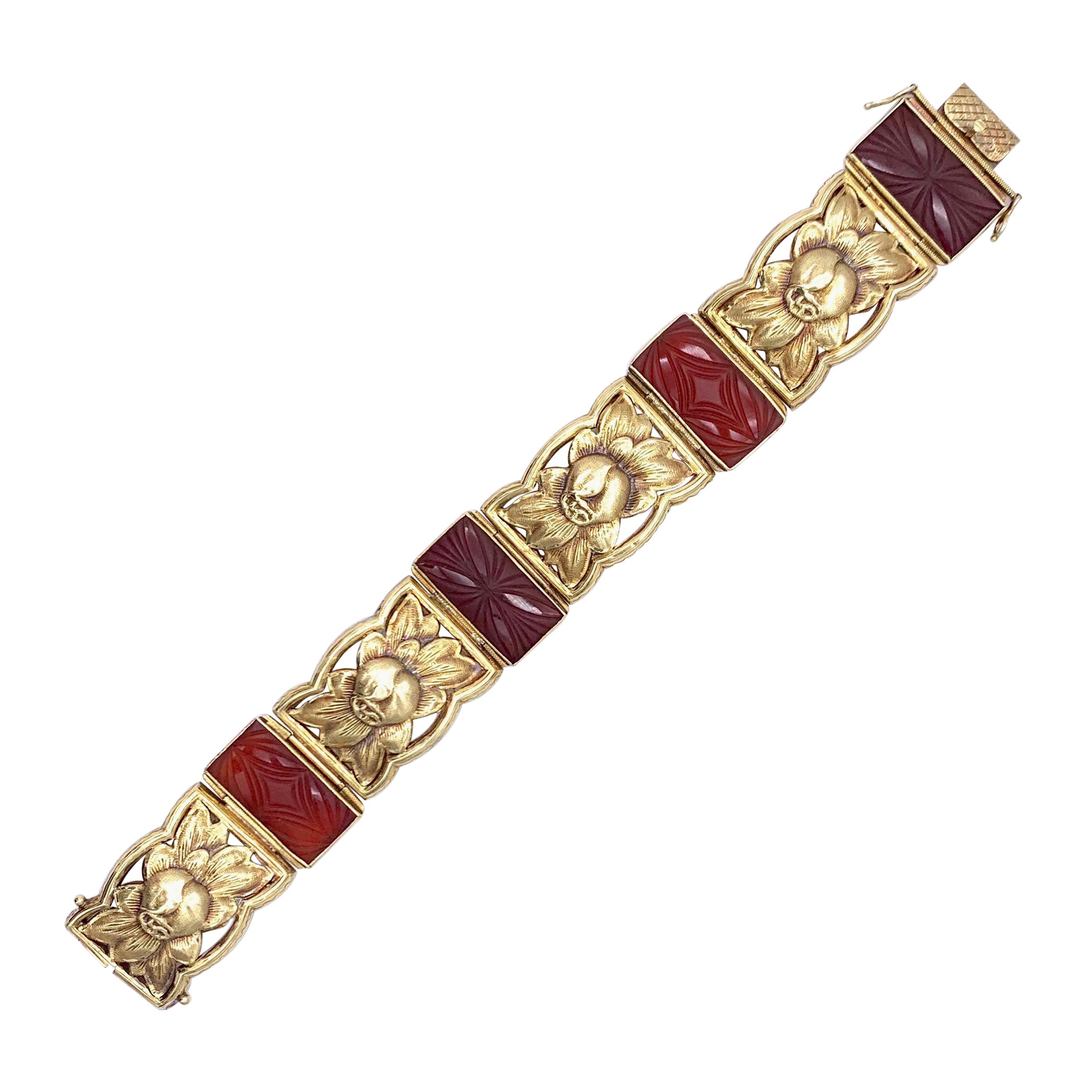 Bracelet Art déco viennois ancien en or 14 carats sculpté de bourgeons de fleurs en cornaline