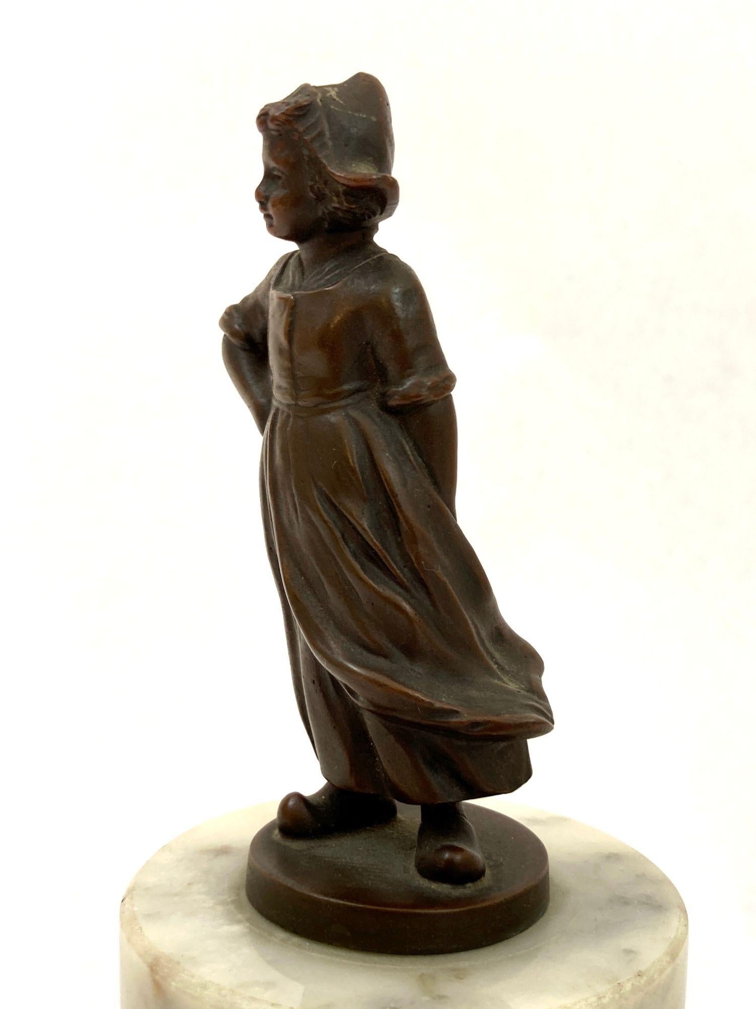 D'après Johann Pilar Jeune fille hollandaise en bronze sur socle circulaire en marbre blanc.
Figure viennoise en bronze d'une jeune fille hollandaise, avec robe traditionnelle, bonnet et sabots.
Ferme hollandaise du 19e siècle sur socle en