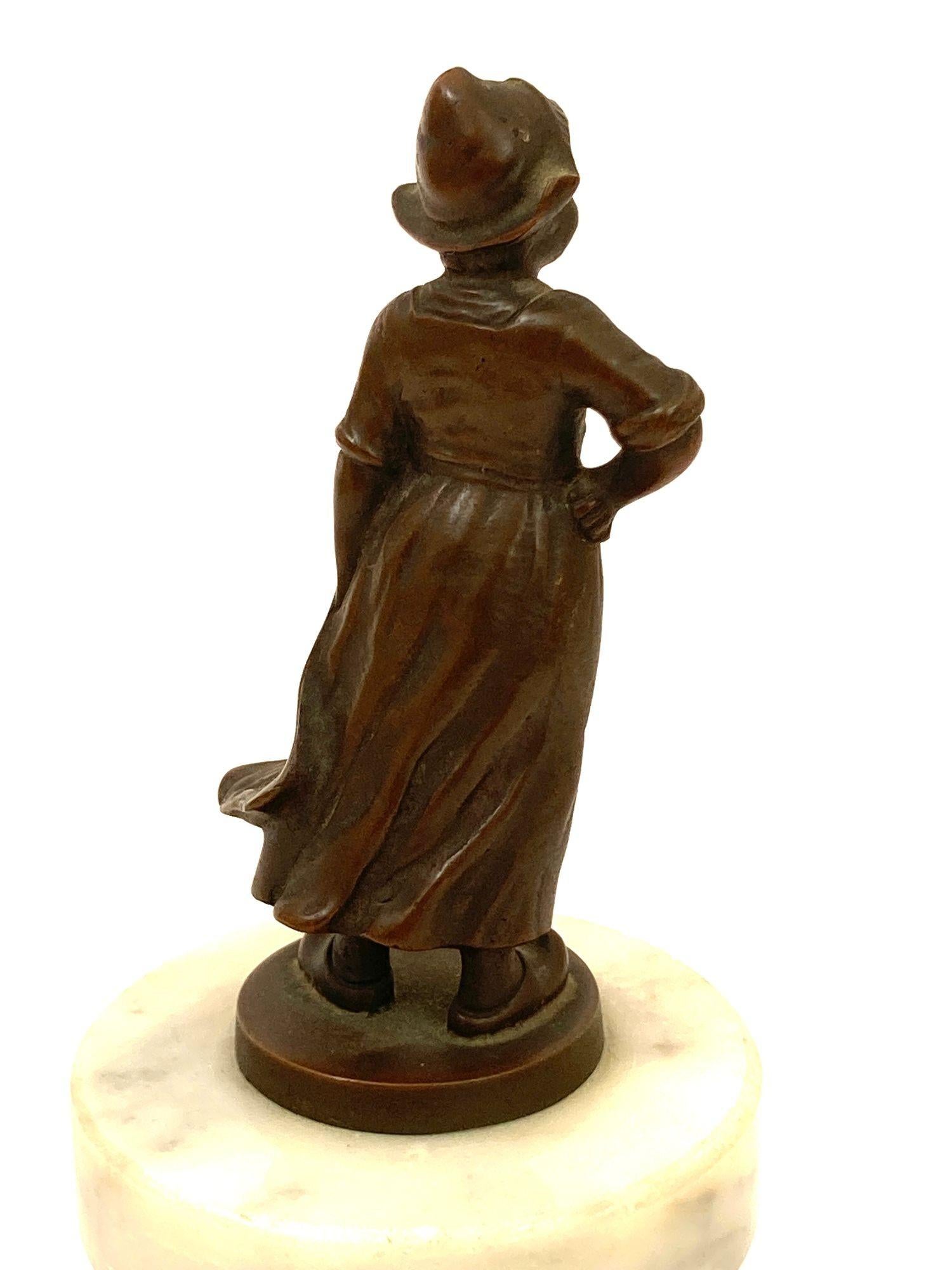 Autrichien Bronze viennois ancien représentant une jeune fille hollandaise Circa 1920 Style Johann Pilar en vente