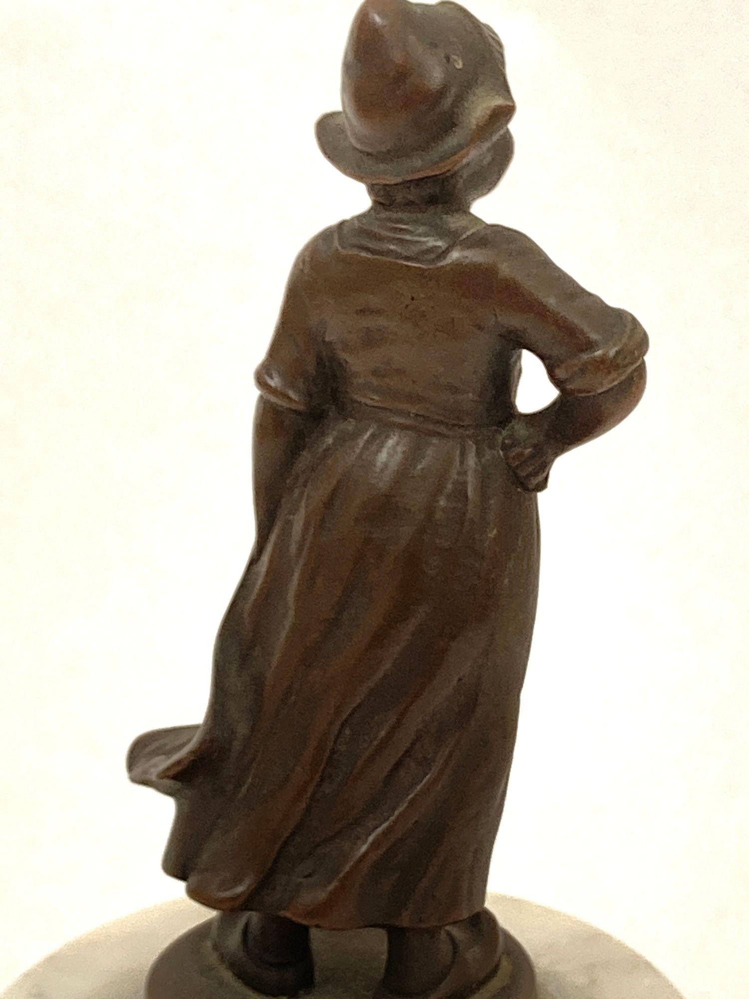 Moulage Bronze viennois ancien représentant une jeune fille hollandaise Circa 1920 Style Johann Pilar en vente